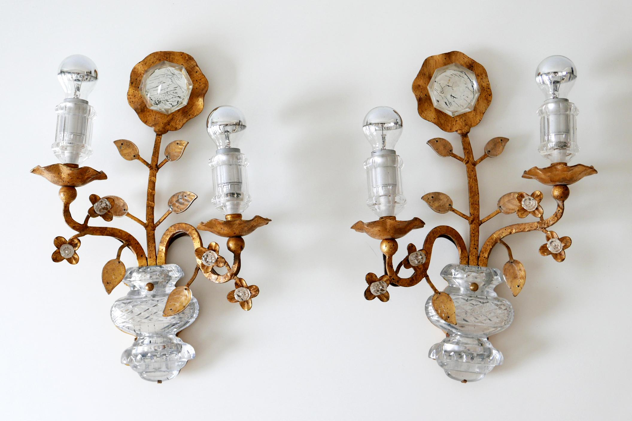 Set of two highly decorative and beautiful Mid-Century Modern crystal and gilt metal sconces or wall lamps. Manufactured by Maison Baguès, 1960s, France.

Executed in gilt metal and crystal glass, each lamp needs 2 x E14 / E12 Edison screw fit