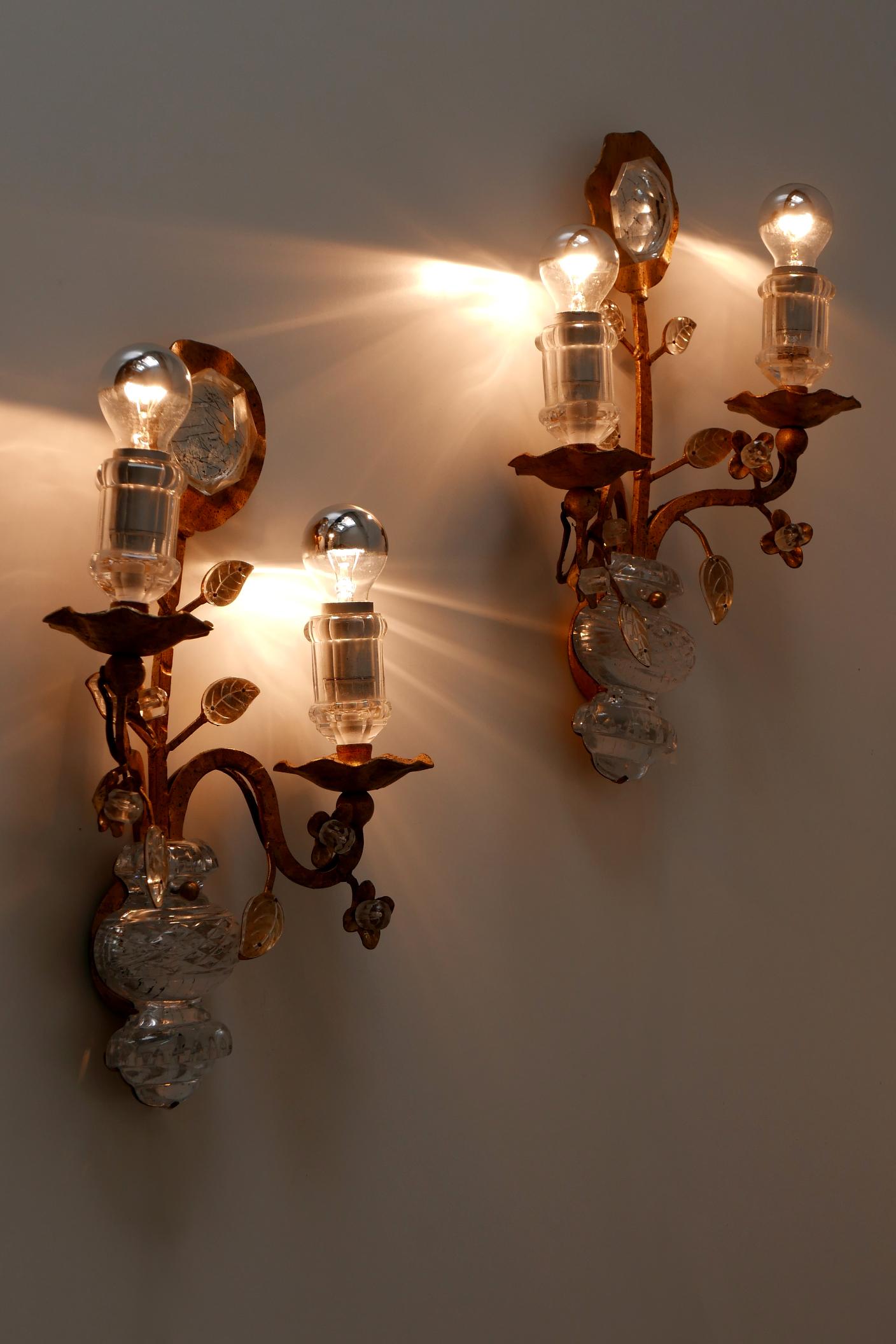 Dorato Set di due lampade da parete o scendiletto in cristallo e metallo dorato Maison Baguès 1960s Francia in vendita