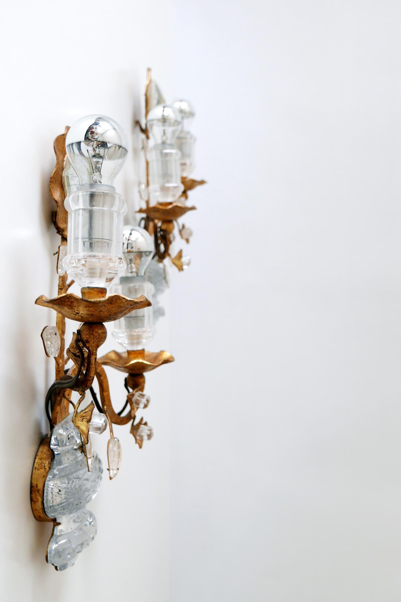 Milieu du XXe siècle Ensemble de deux appliques ou lampes murales Maison Baguès en cristal & en métal doré 1960s France en vente