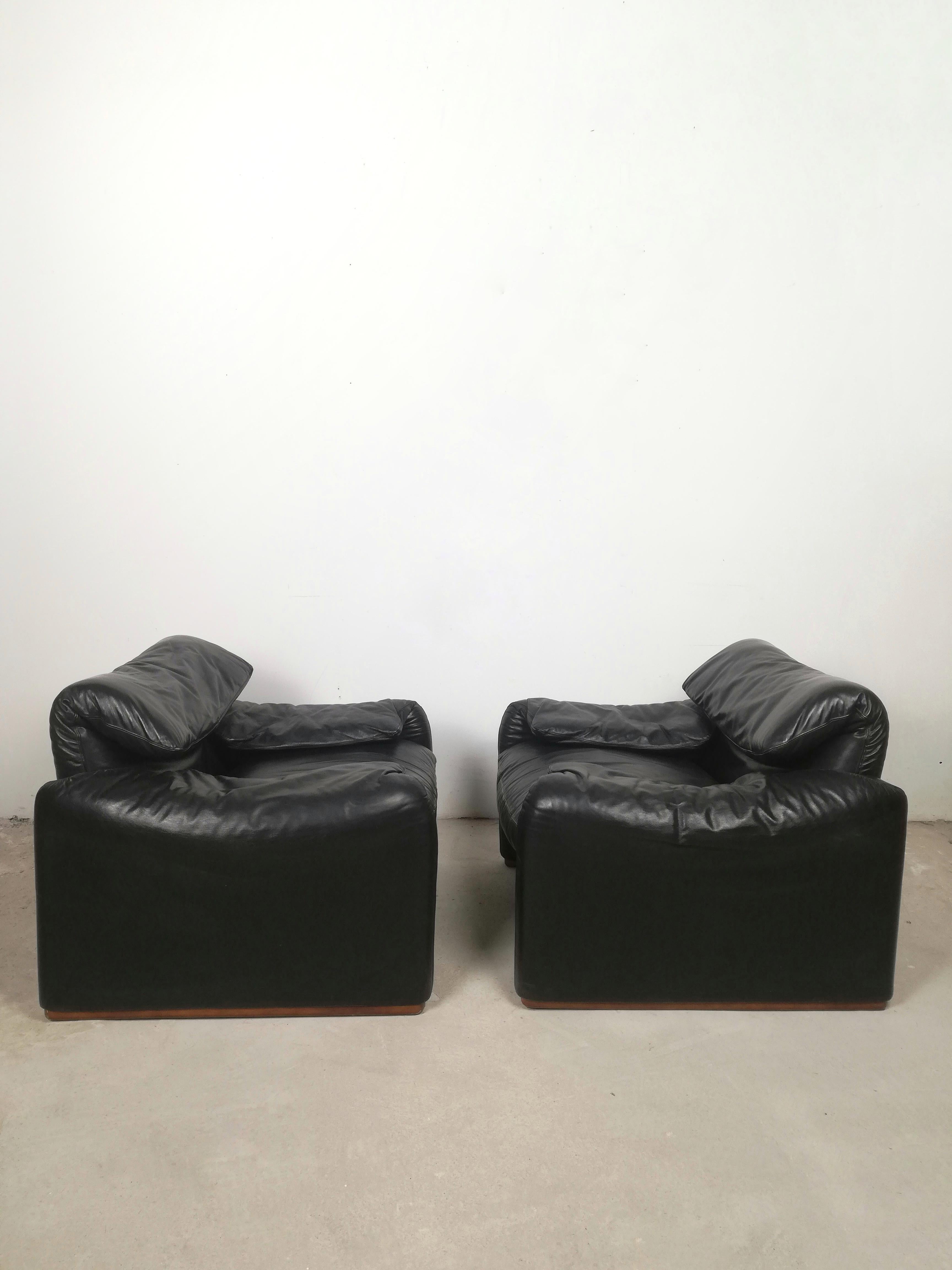 Set aus zwei Maralunga-Sesseln im Vintage-Stil mit schwarzem Lederbezug.
Diese ikonischen Serien wurden 1973 mit dem Compasso d'Oro ausgezeichnet und sind noch heute Teil der ständigen Sammlung des MOMA.
Die Serie Maralunga kombiniert die 