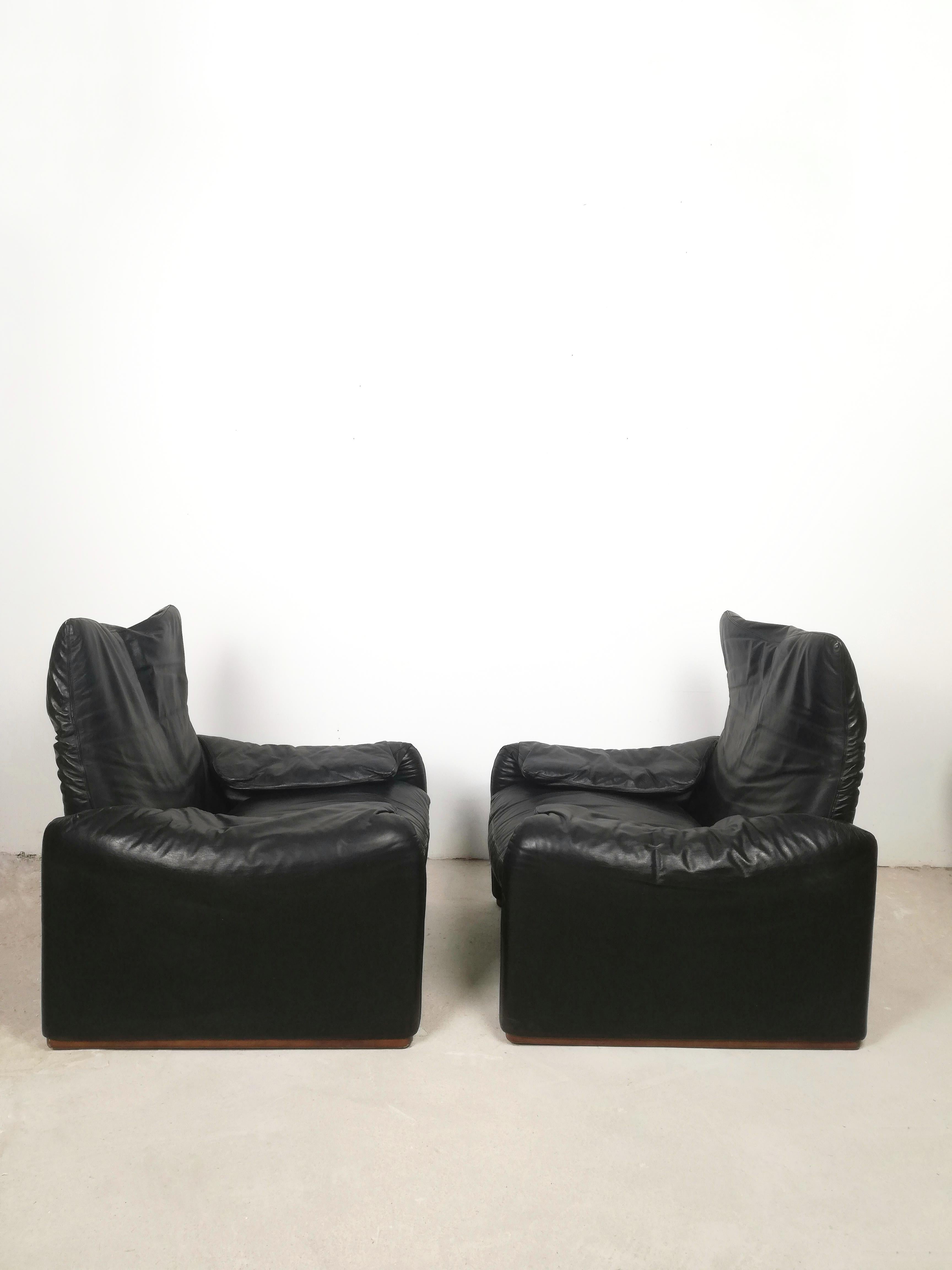 Mid-Century Modern Set of Two Maralunga Black Leather Armchairs by Vico Magistretti For Sale