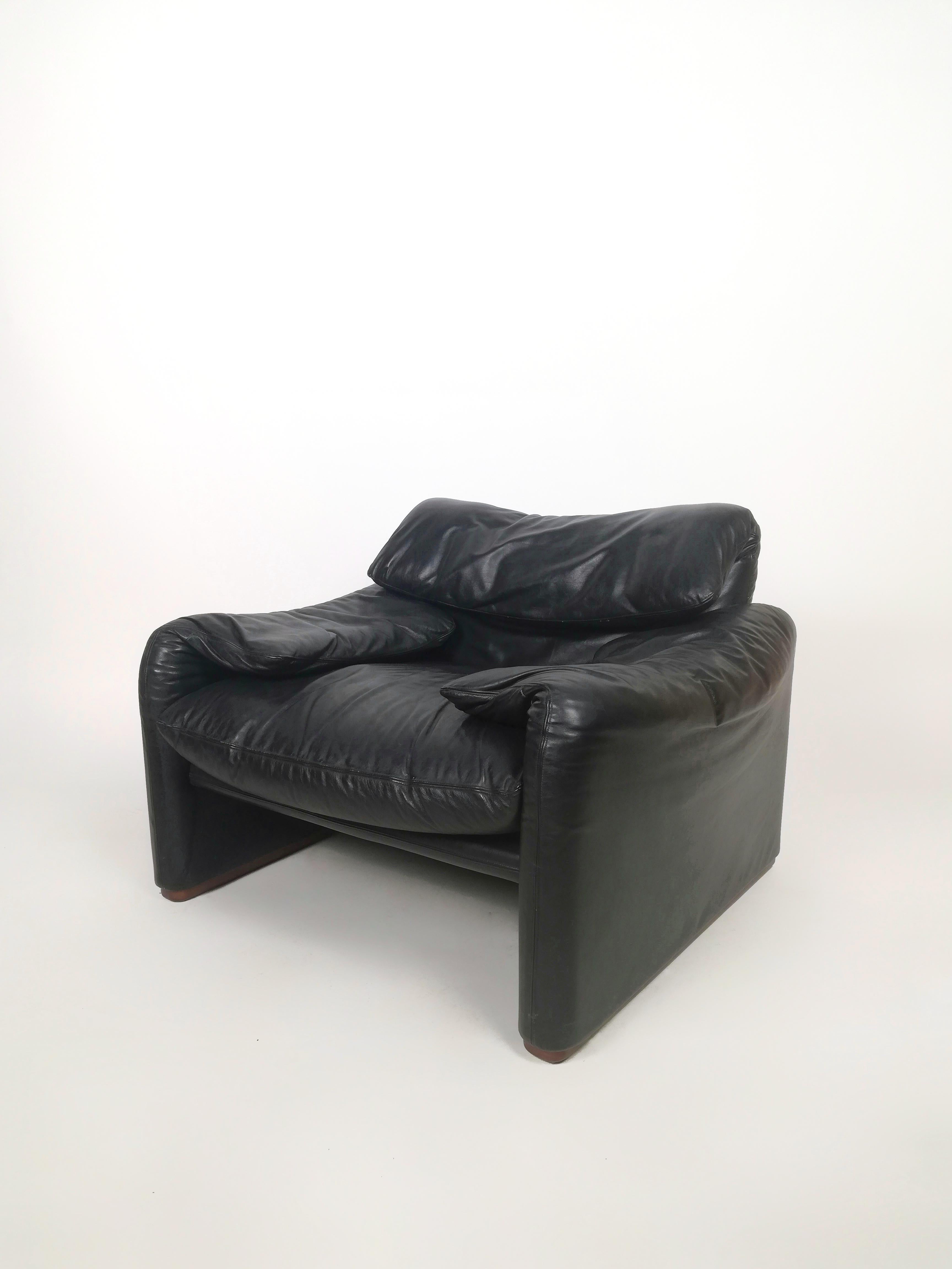 Italian Set of Two Maralunga Black Leather Armchairs by Vico Magistretti For Sale