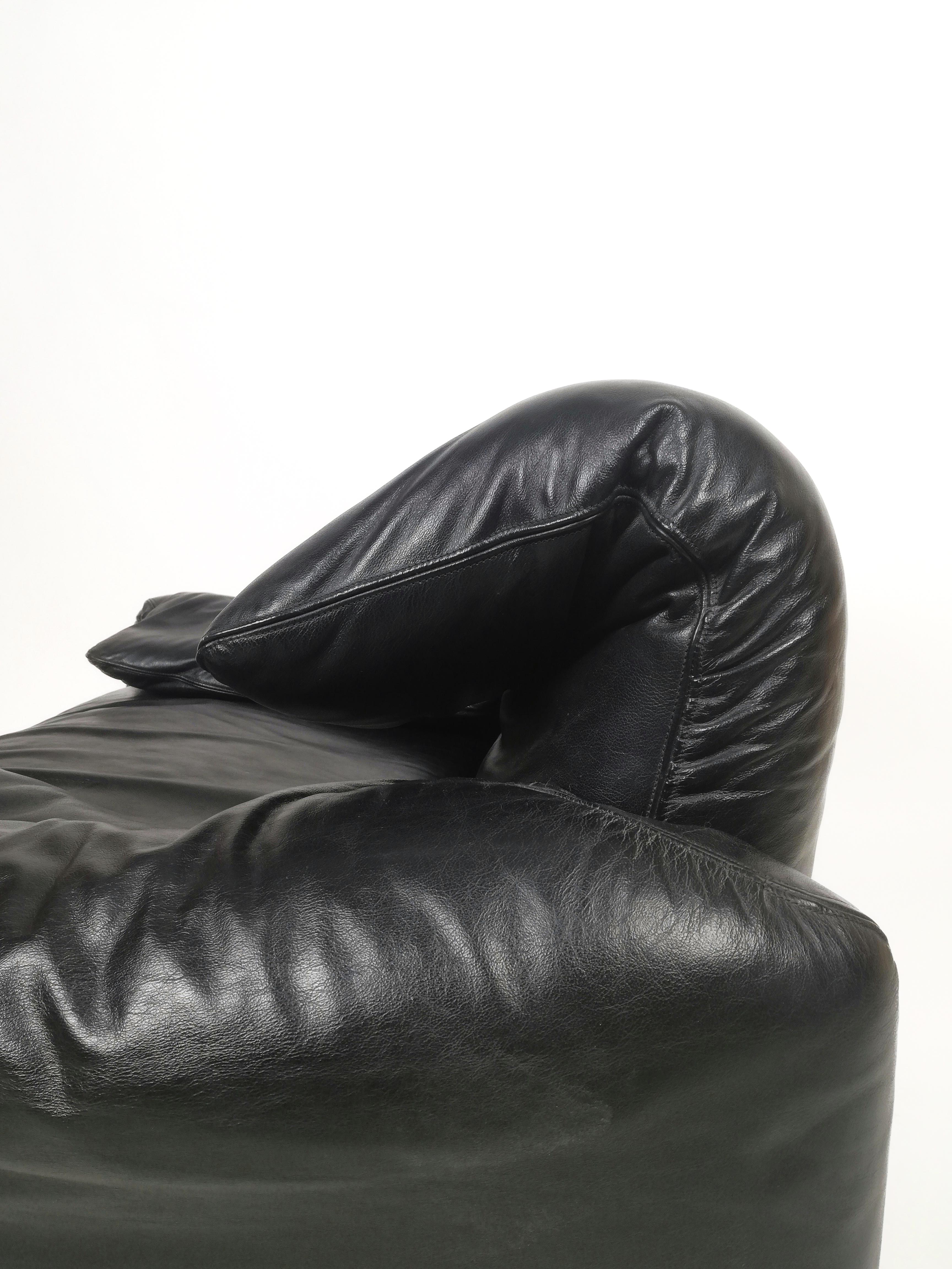 Fin du 20e siècle Ensemble de deux fauteuils en cuir noir Maralunga par Vico Magistretti en vente