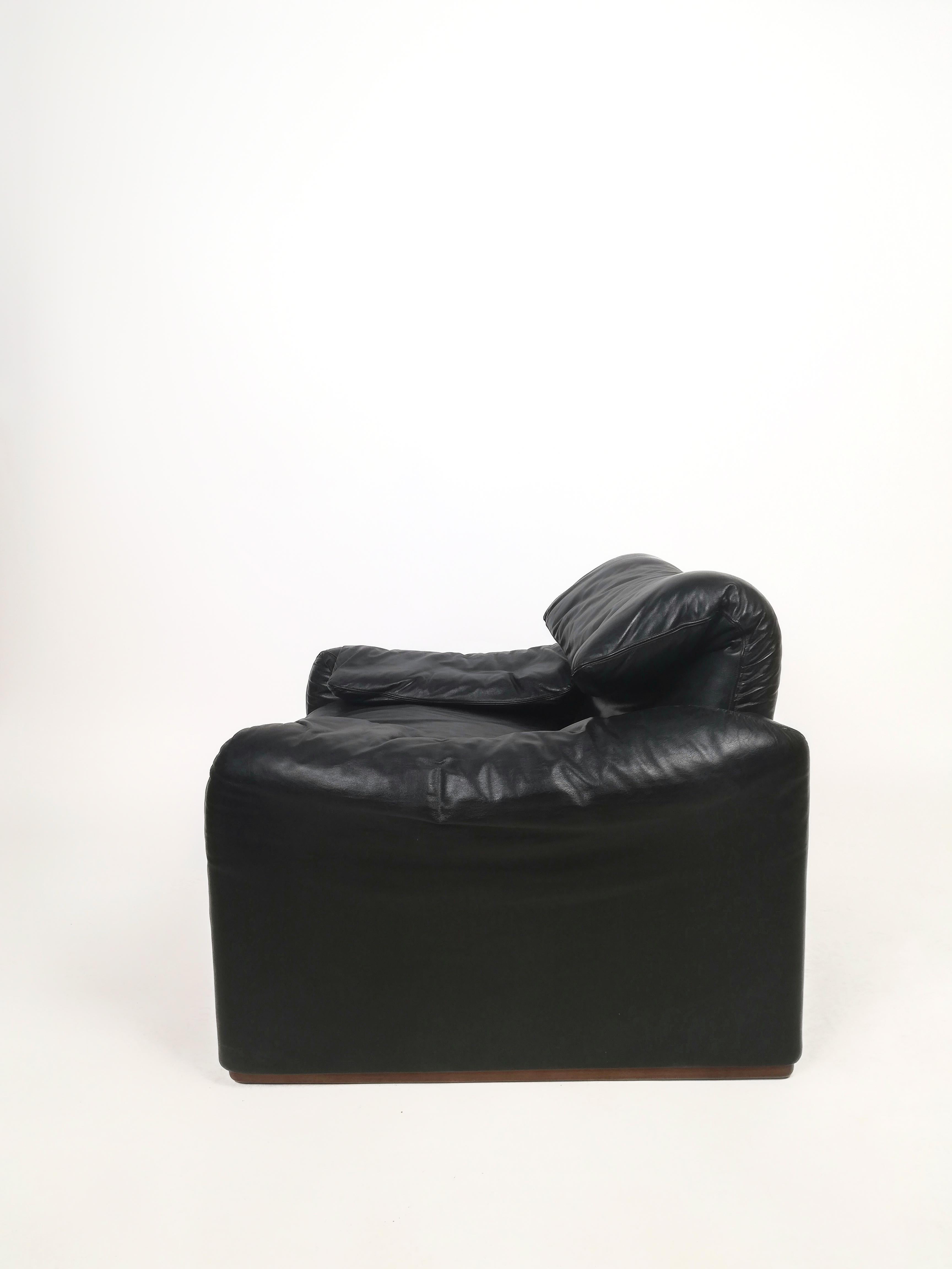 Cuir Ensemble de deux fauteuils en cuir noir Maralunga par Vico Magistretti en vente