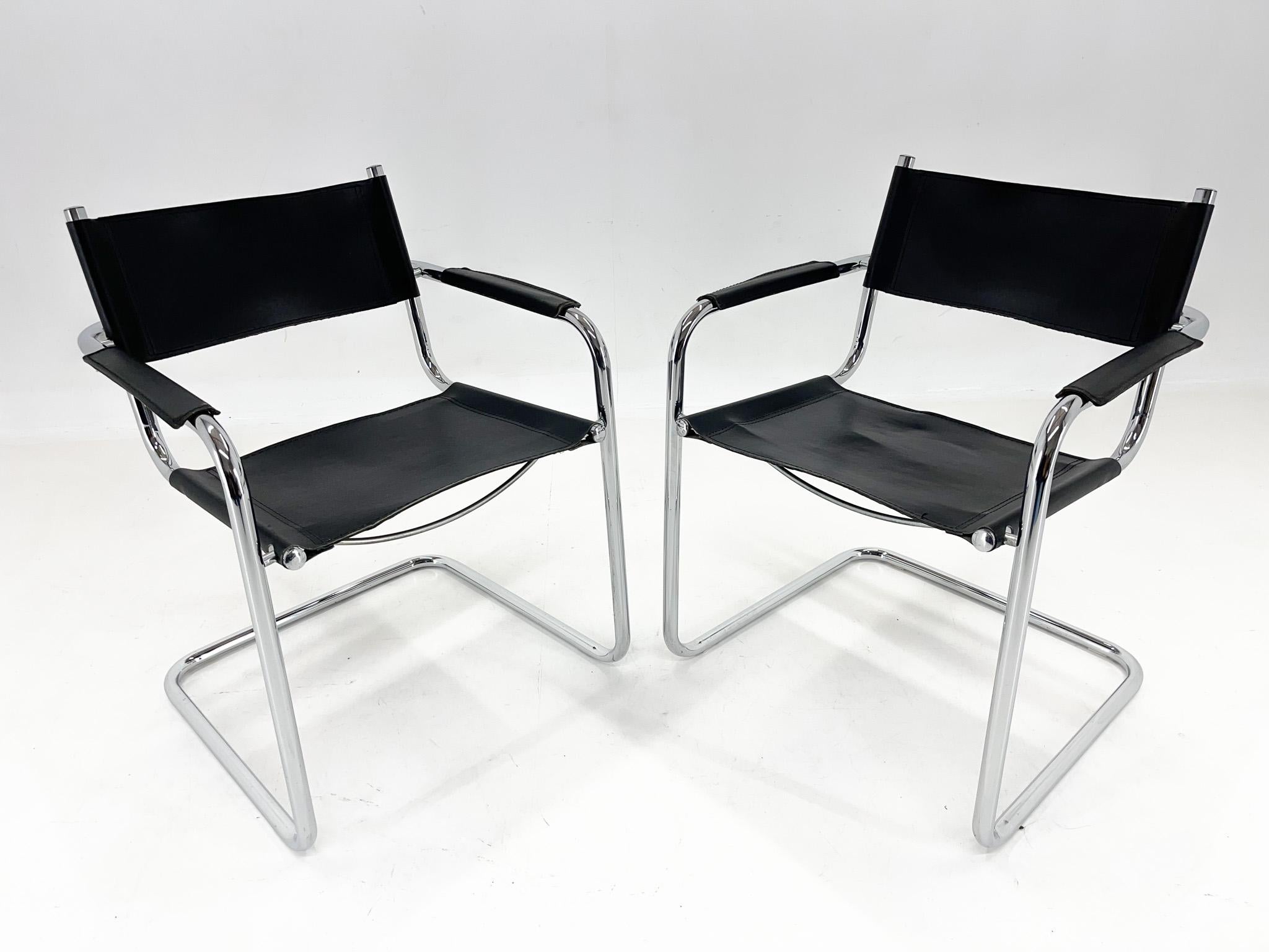 Deux chaises en cuir et chrome de Mart Stam. Le chrome est en très bon état. Le cuir a quelques soupirs d'usage. Toutes les imperfections sont visibles sur les photos. La hauteur du siège est de 47 cm et celle des accoudoirs de 63 cm.