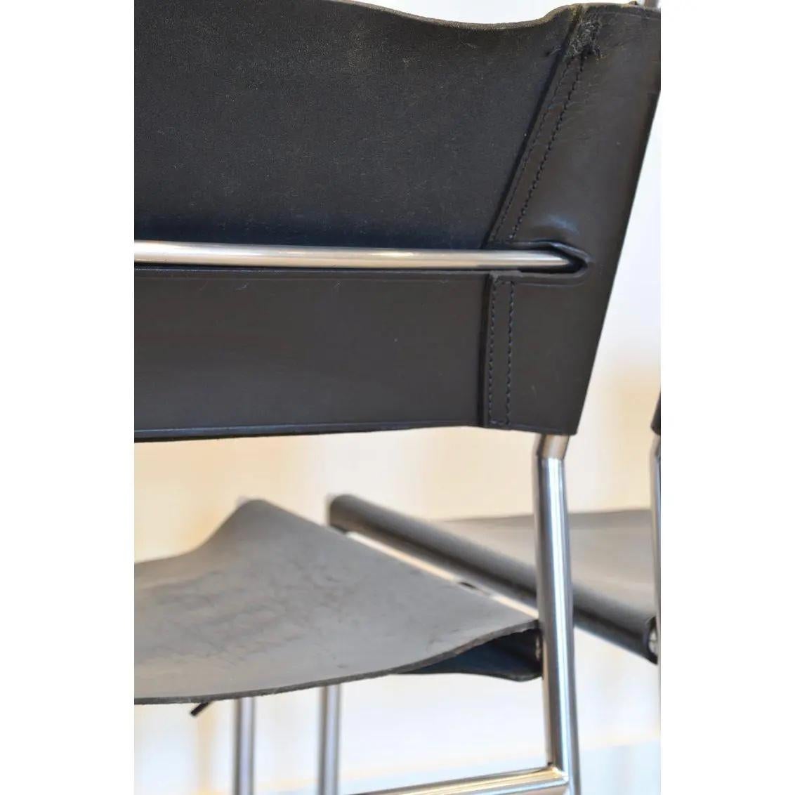 Patinated Set of Two, Martin Visser Se06 Dining Chairs in Black Leather and Chrome For Sale