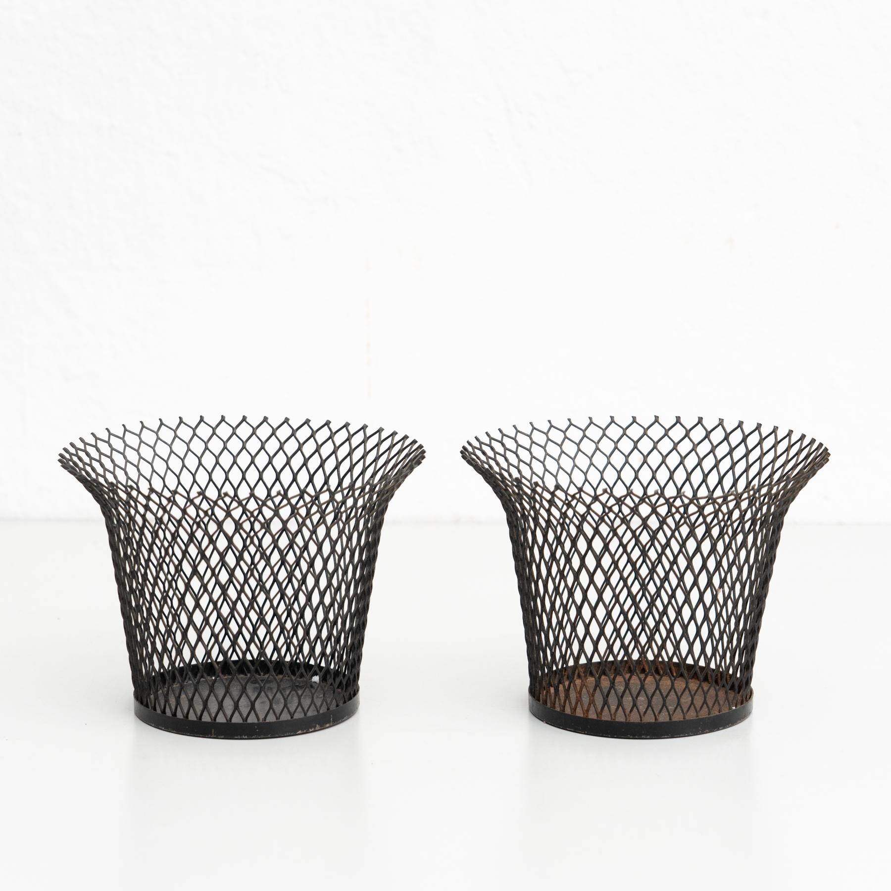 Macetas diseñadas por Mathieu Matégot, hacia 1950.    Fabricado en Francia.    En buen estado original, con pequeños desgastes propios de la edad y el uso, conservando una hermosa pátina. con algunos restos de óxido.    Mathieu Matégot (1910-2001)