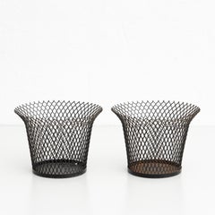 Lote de dos maceteros franceses de metal Mathieu Matégot, modernos de mediados de siglo