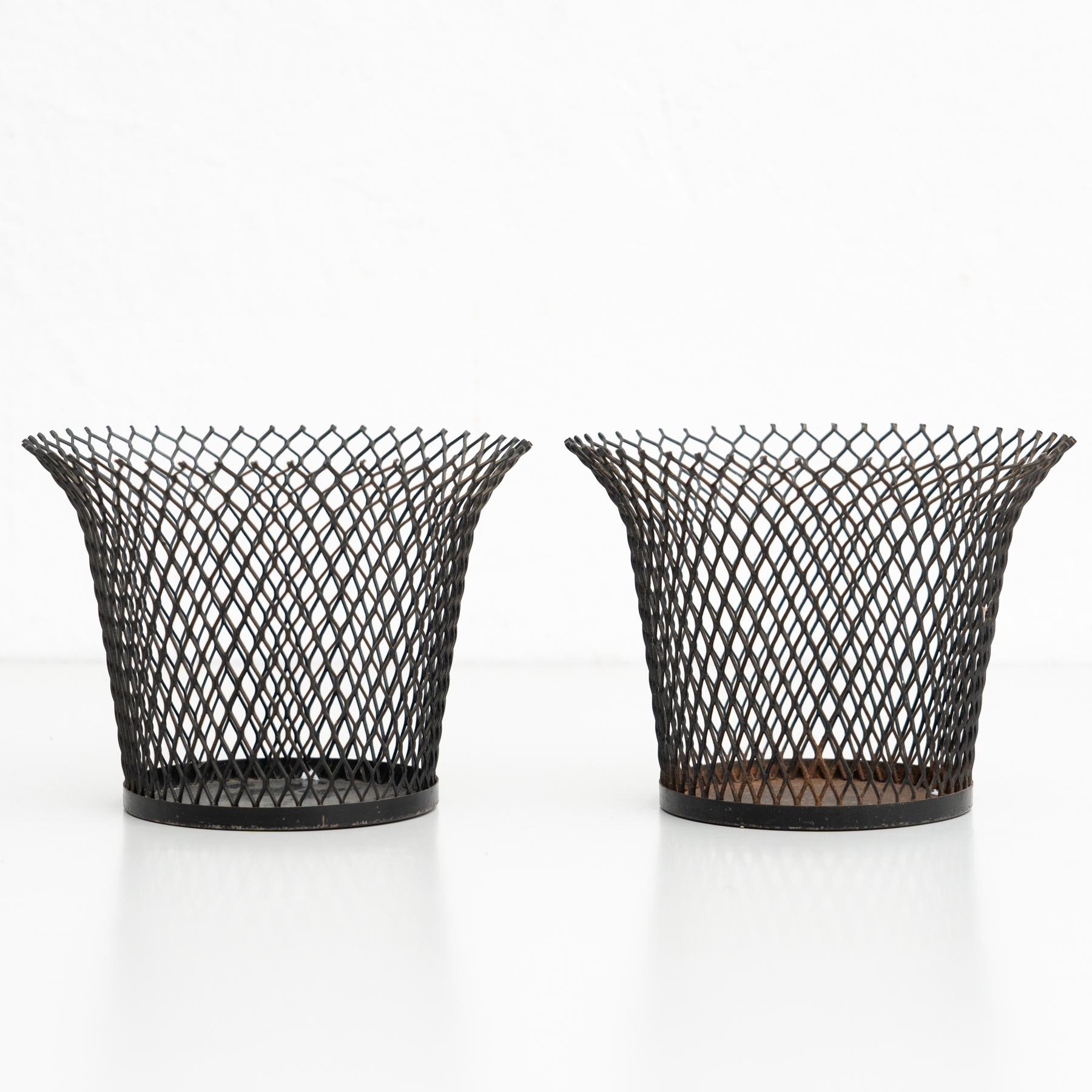 Ensemble de deux pots à fleurs en métal français de Mathieu Matgot, de style moderne du milieu du siècle dernier  Bon état - En vente à Barcelona, Barcelona