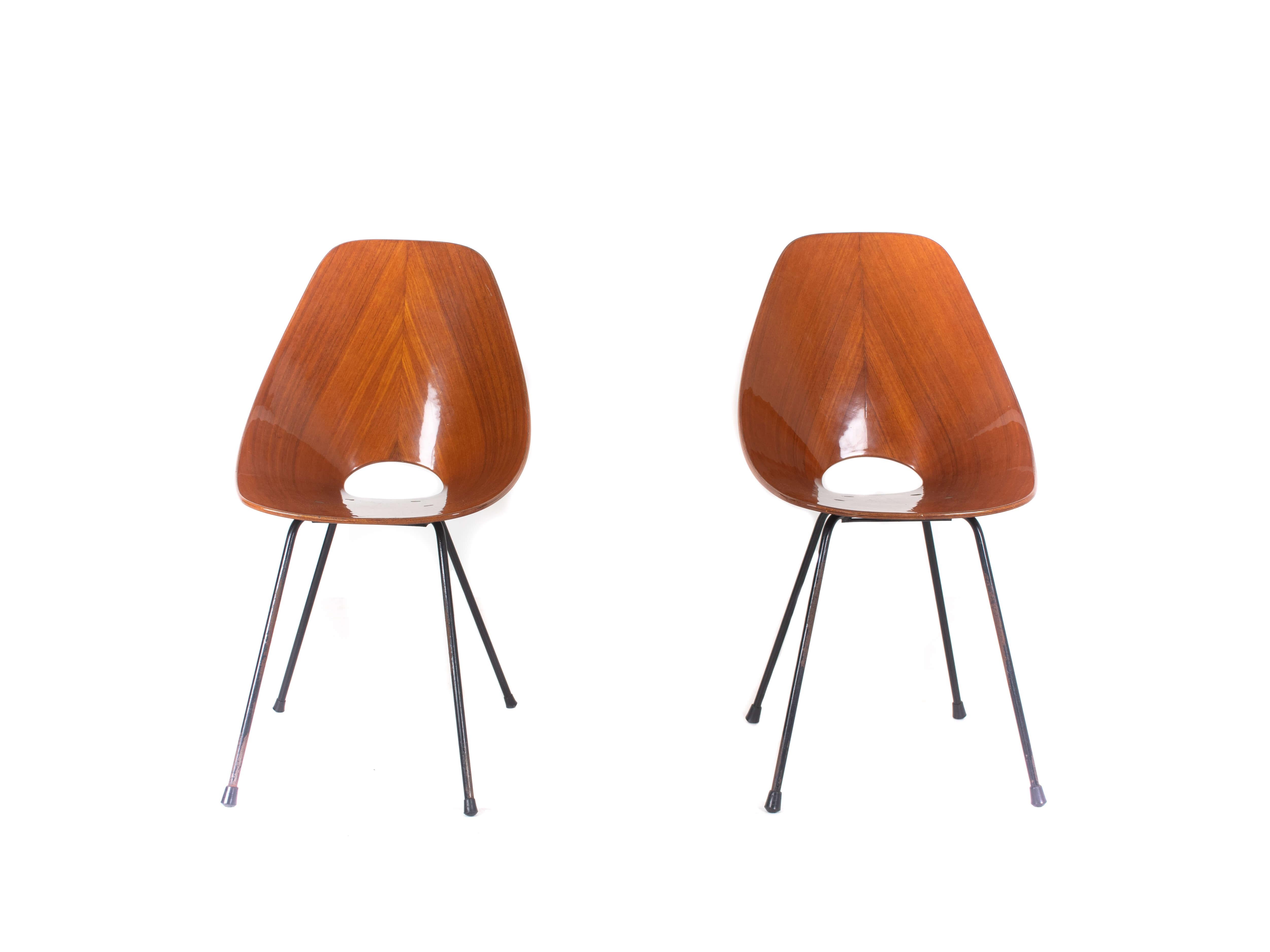 Ensemble de deux chaises Medea par Vittorio Nobilis pour Fratelli Tagliabue, Italie, années 1950. Ces chaises modernes italiennes emblématiques ont un design exceptionnel. Des barres de fer émaillées constituent le cadre de cette chaise. Les sièges