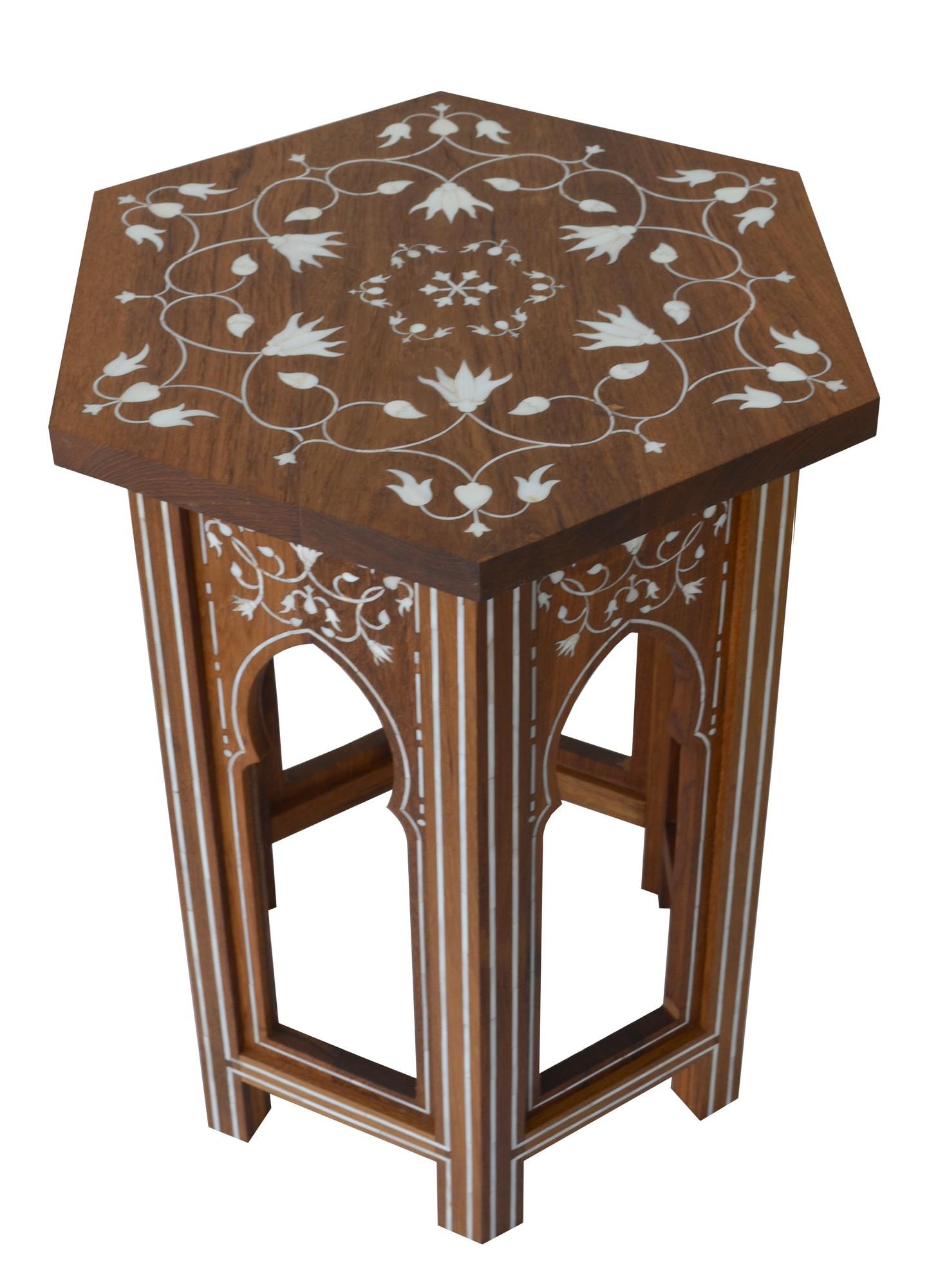 Set aus zwei Mehrab-Tischen mit MOP-Intarsien aus Holz, handgefertigt in Indien (Handgeschnitzt) im Angebot