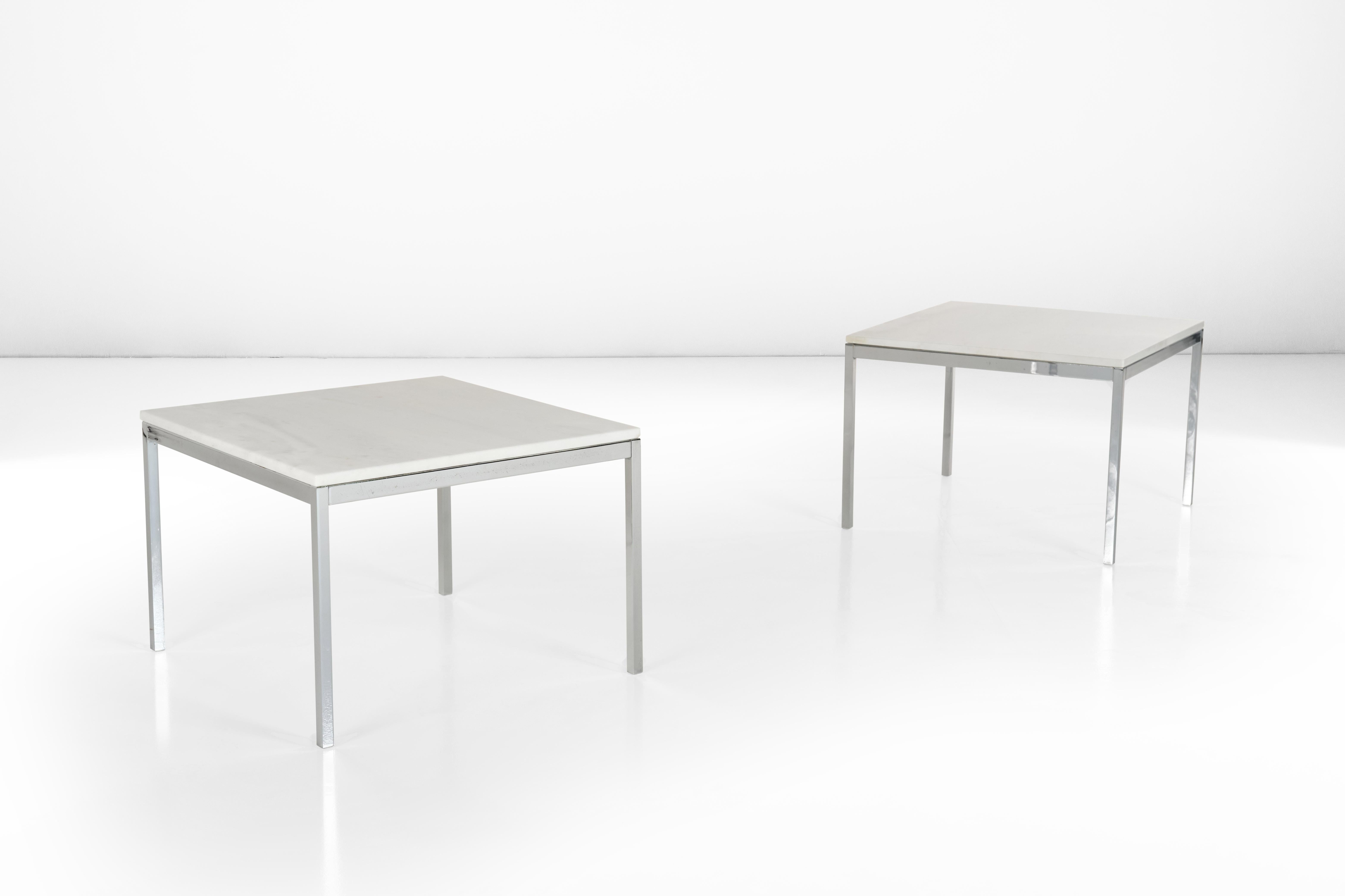 This set of two low tables with steel structure and white marble top is a testimony to the design influence of Florence Knoll and the diffusion that this had in italy, the place of origin of this set. Consistent with all its designs, the table has a