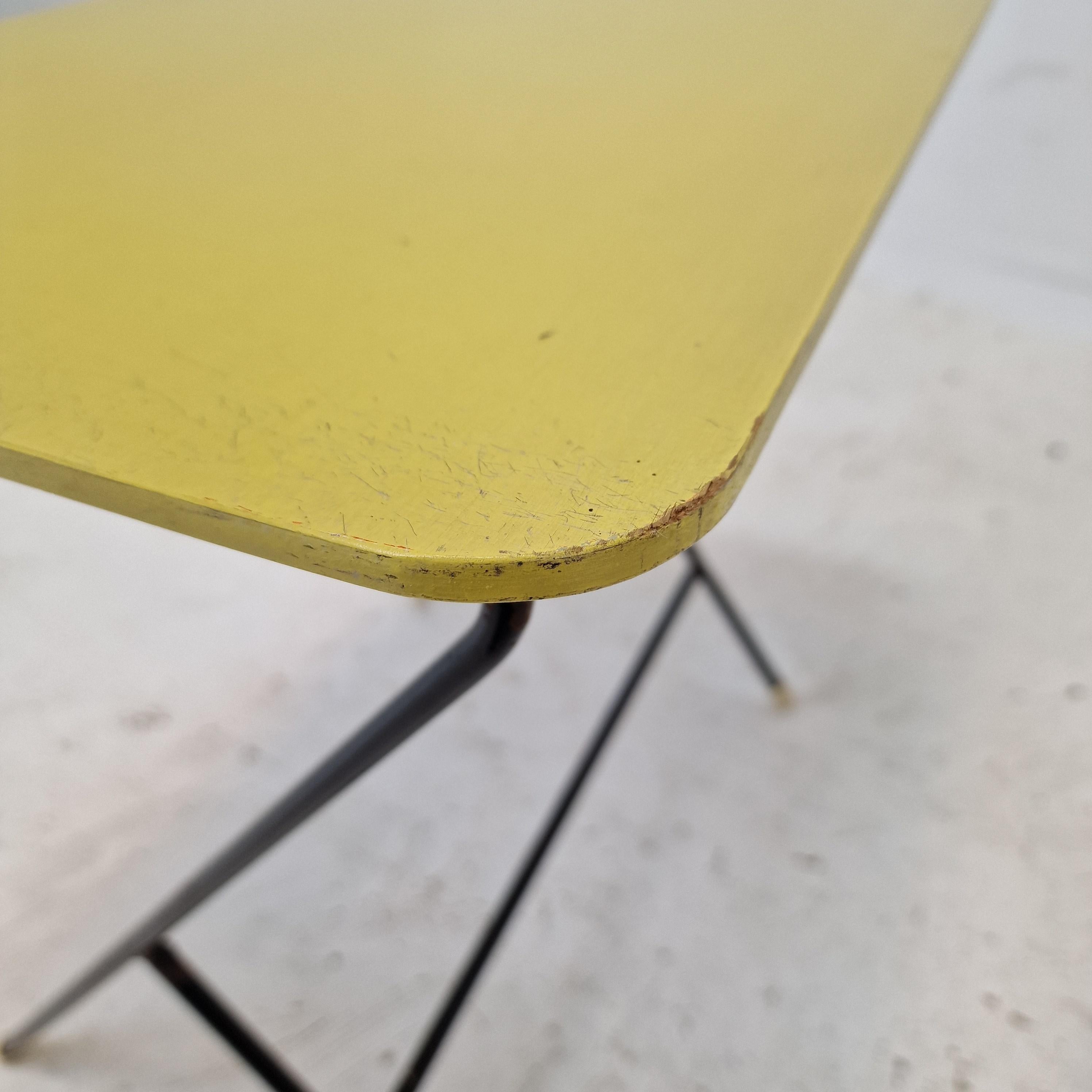 Ensemble de deux tables d'appoint en métal et bois pour Pilastro, années 1960 en vente 8