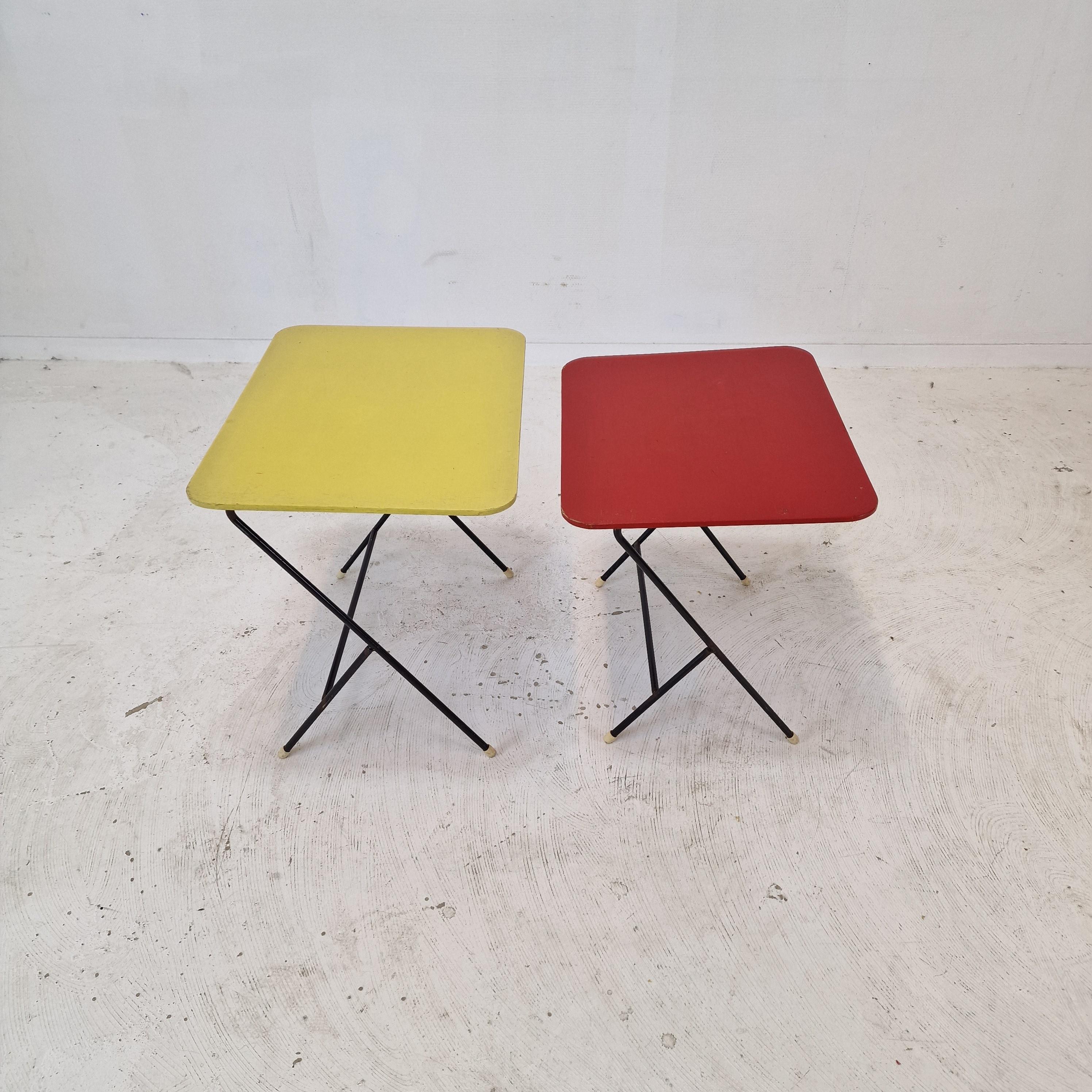 Très joli ensemble de 2 tables basses ou d'appoint, fabriquées par Pilastro dans les années 60.

Élégant grâce à ses pieds inclinés et à son plateau en contreplaqué coloré. 
D'un point de vue optique, il s'agit d'un ensemble très frais grâce à ses