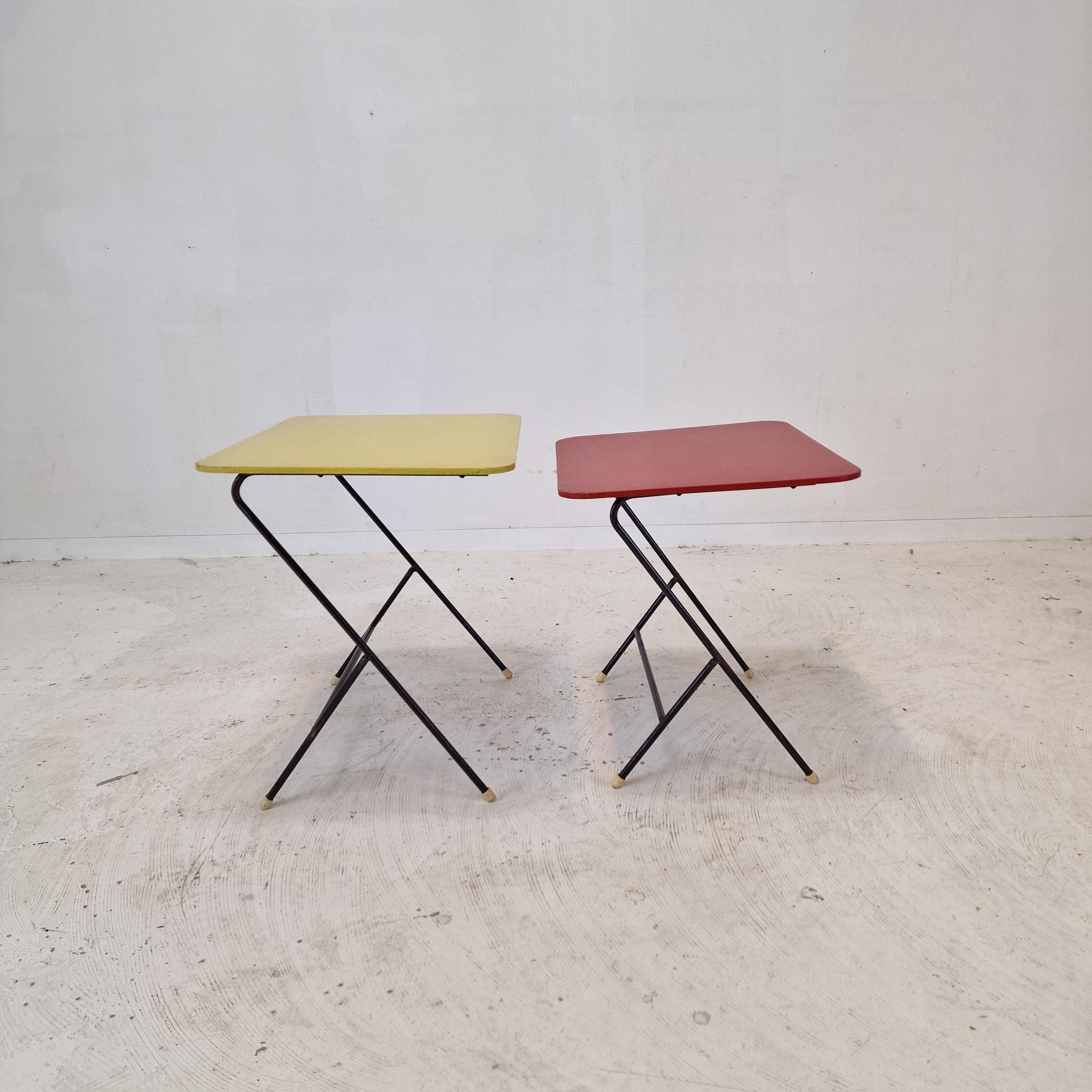 Mid-Century Modern Ensemble de deux tables d'appoint en métal et bois pour Pilastro, années 1960 en vente