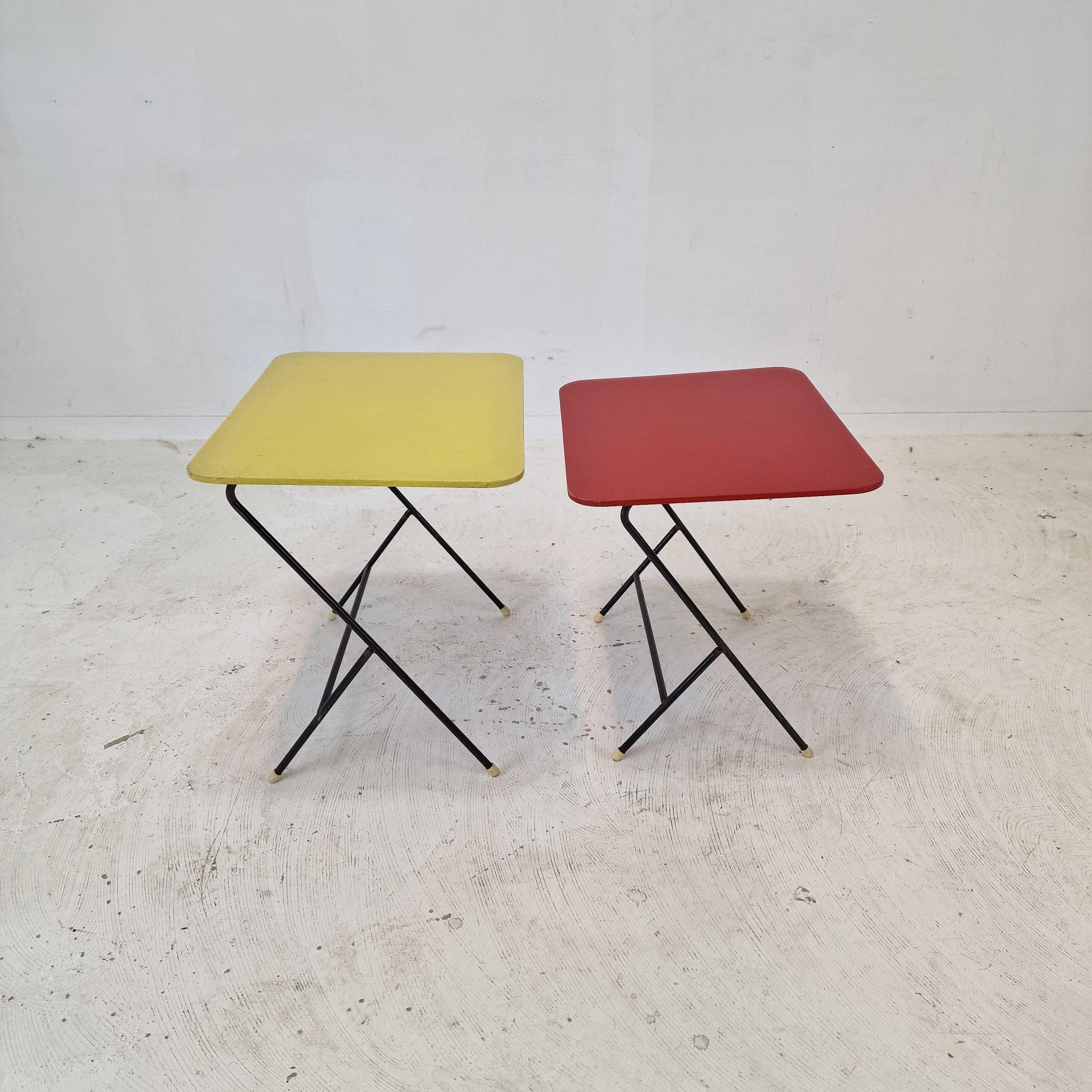 Néerlandais Ensemble de deux tables d'appoint en métal et bois pour Pilastro, années 1960 en vente
