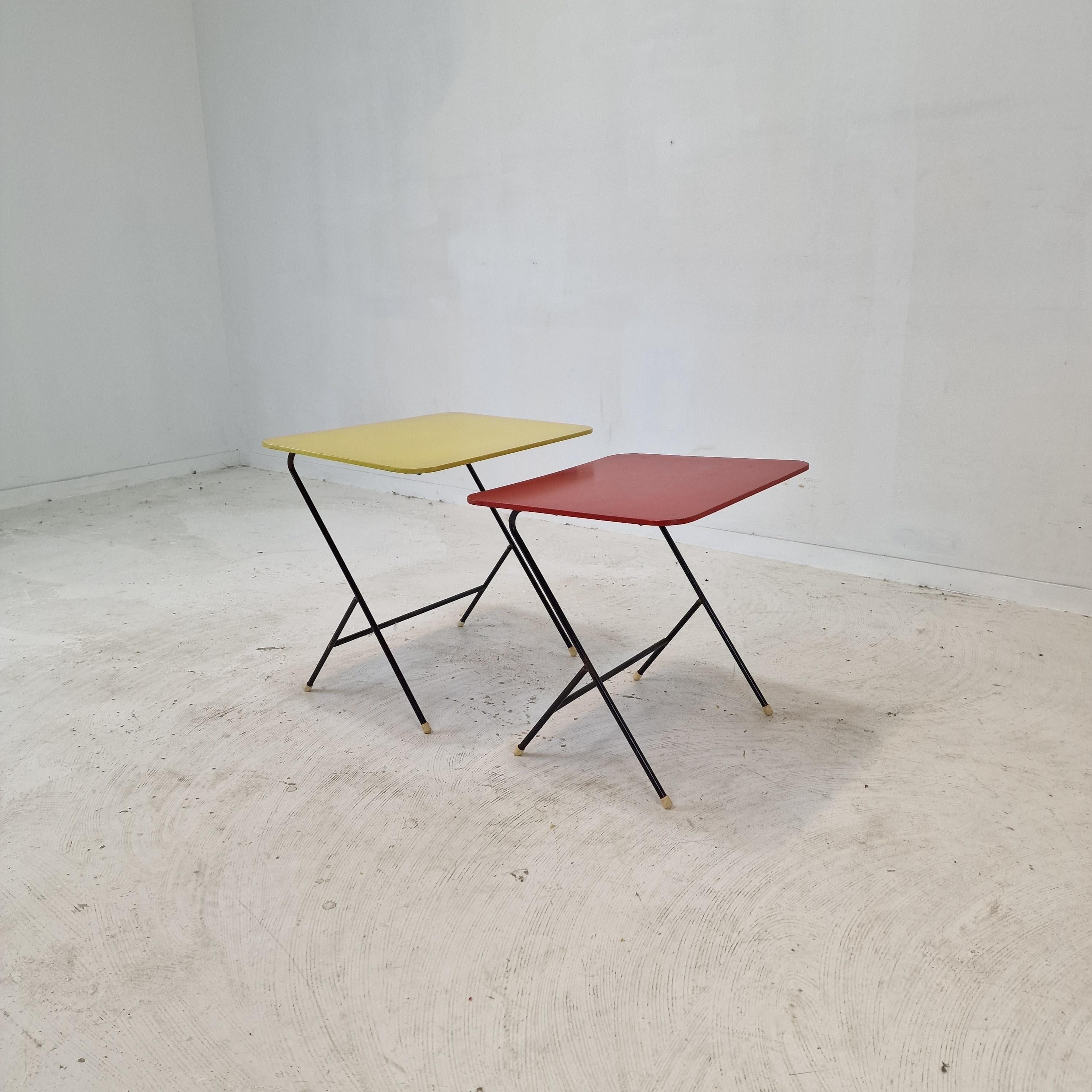 Fait main Ensemble de deux tables d'appoint en métal et bois pour Pilastro, années 1960 en vente