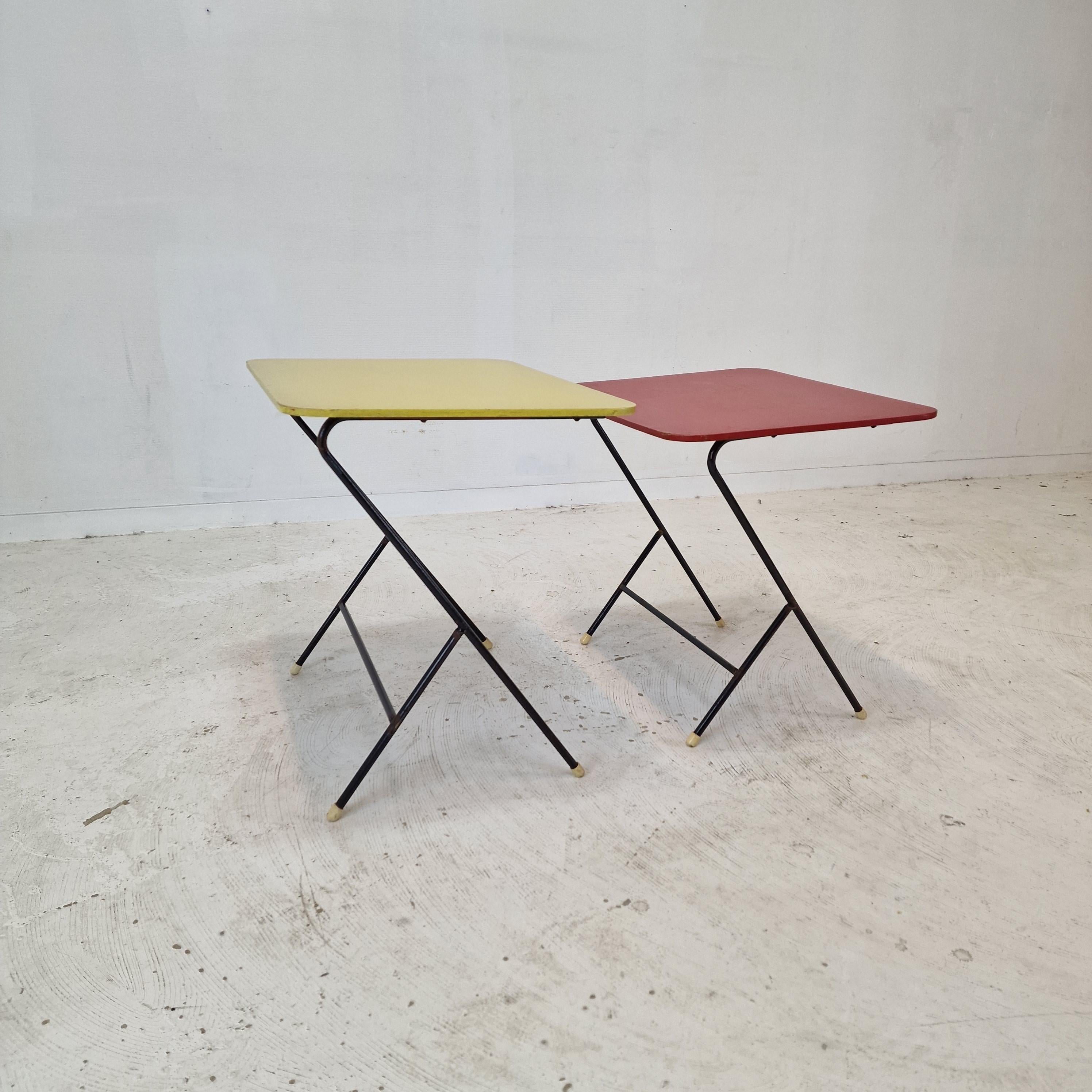 Ensemble de deux tables d'appoint en métal et bois pour Pilastro, années 1960 Bon état - En vente à Oud Beijerland, NL
