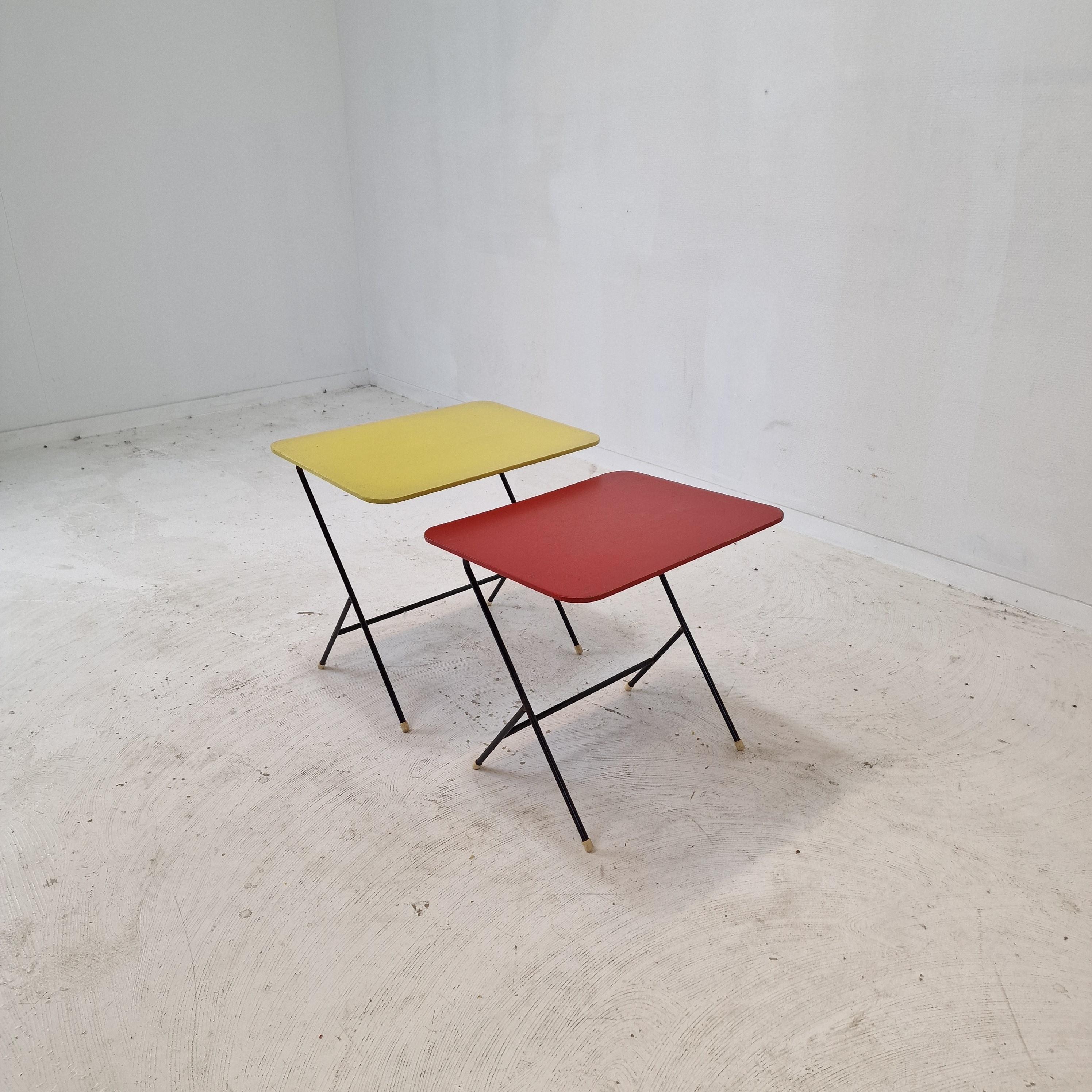 Milieu du XXe siècle Ensemble de deux tables d'appoint en métal et bois pour Pilastro, années 1960 en vente