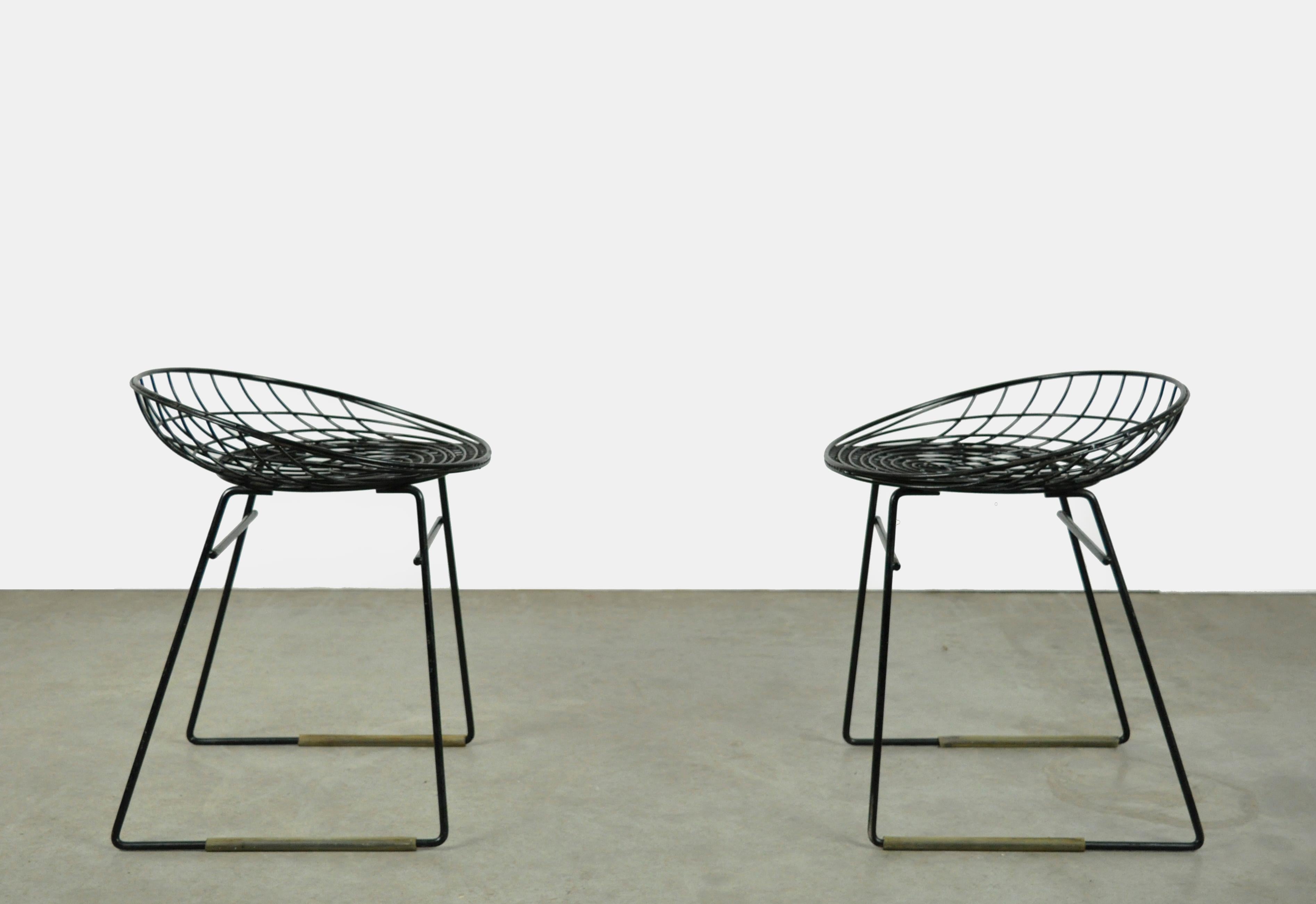 Mid-Century Modern Set of two metal wire stools KM05 designed by Cees Braakman for Pastoe, 1950s For Sale