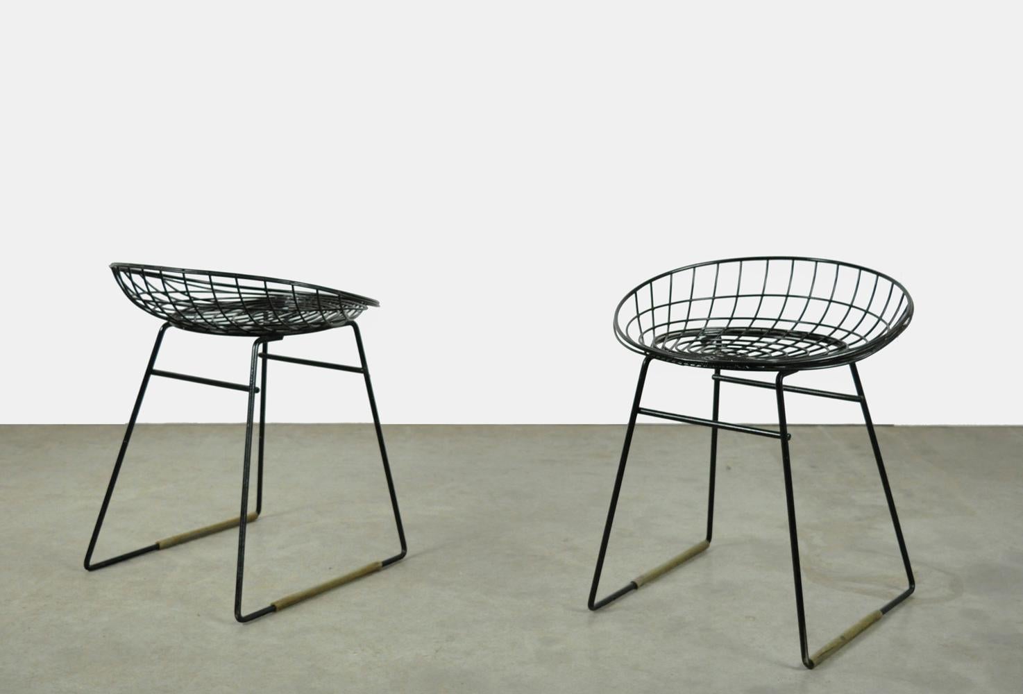 Dutch Set of two metal wire stools KM05 designed by Cees Braakman for Pastoe, 1950s For Sale