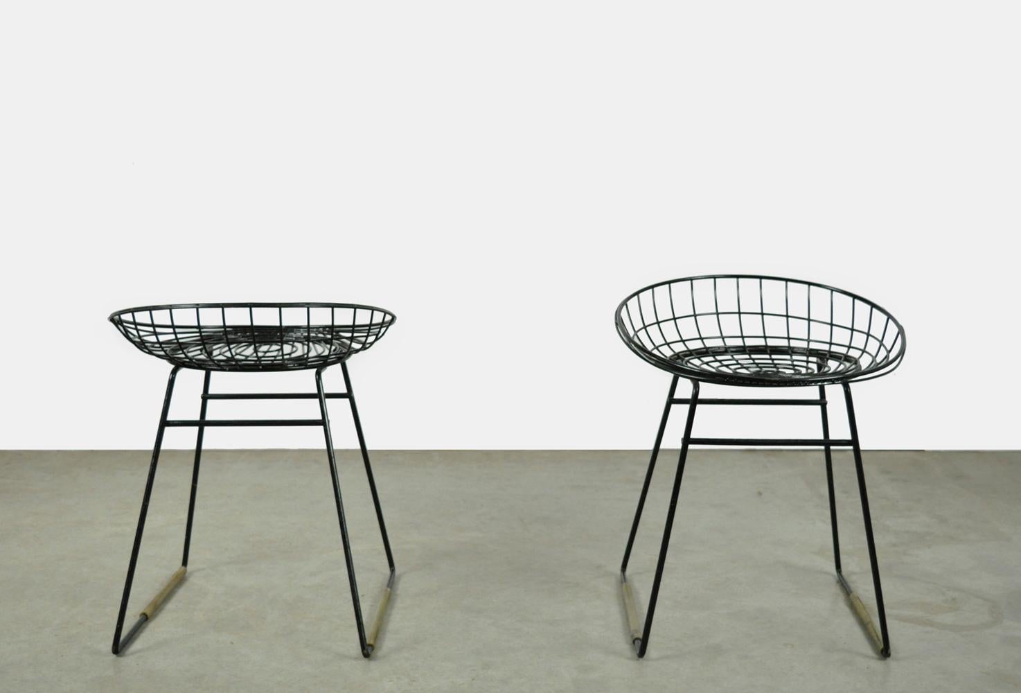Set of two metal wire stools KM05 designed by Cees Braakman for Pastoe, 1950s In Good Condition For Sale In Deventer, NL