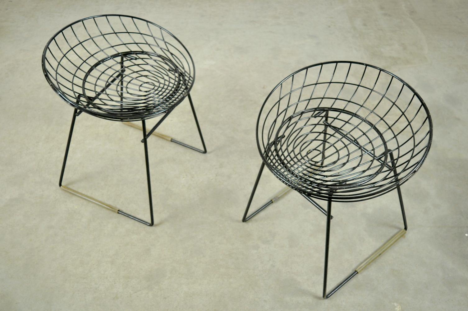 Milieu du XXe siècle Ensemble de deux tabourets en fil métallique KM05 conçus par Cees Braakman pour Pastoe, années 50 en vente