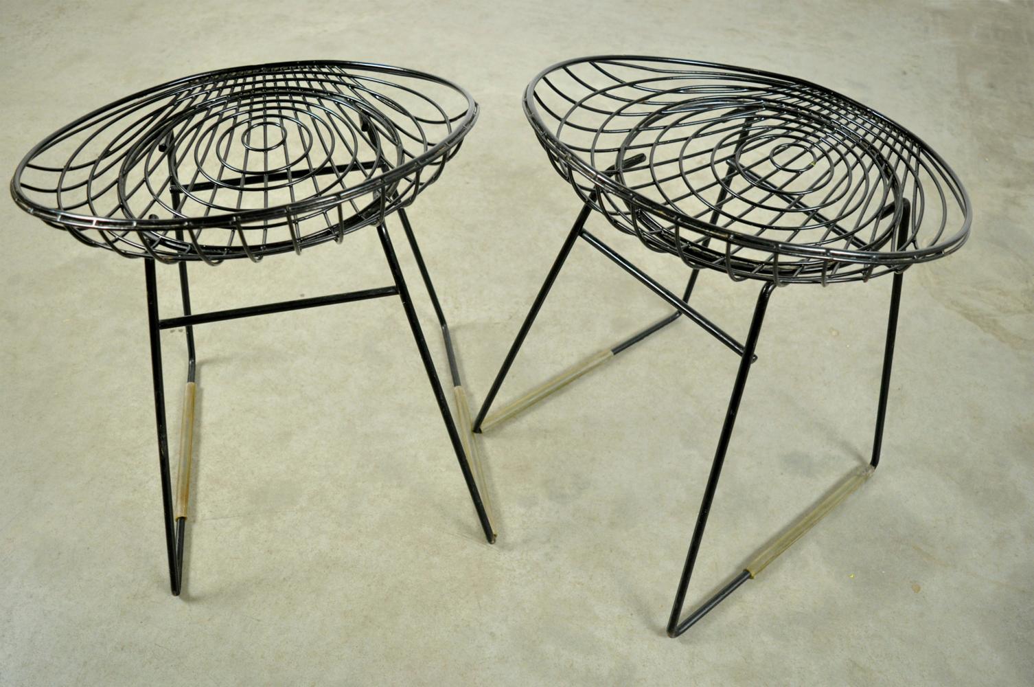 Ensemble de deux tabourets en fil métallique KM05 conçus par Cees Braakman pour Pastoe, années 50 en vente 1