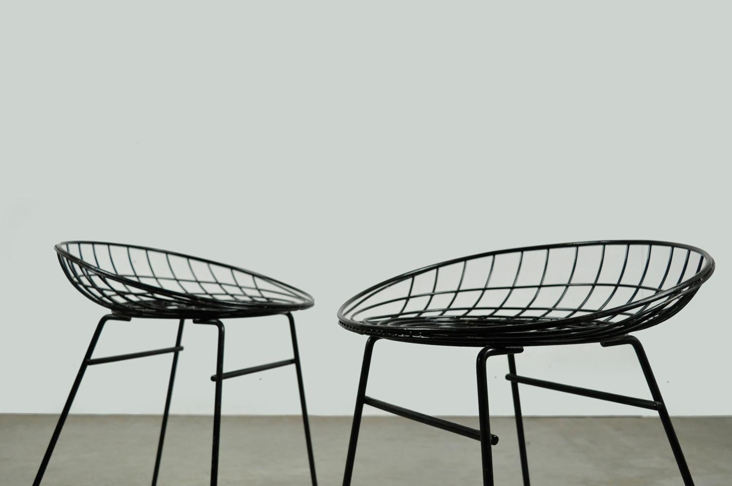 Set of two metal wire stools KM05 designed by Cees Braakman for Pastoe, 1950s For Sale 2