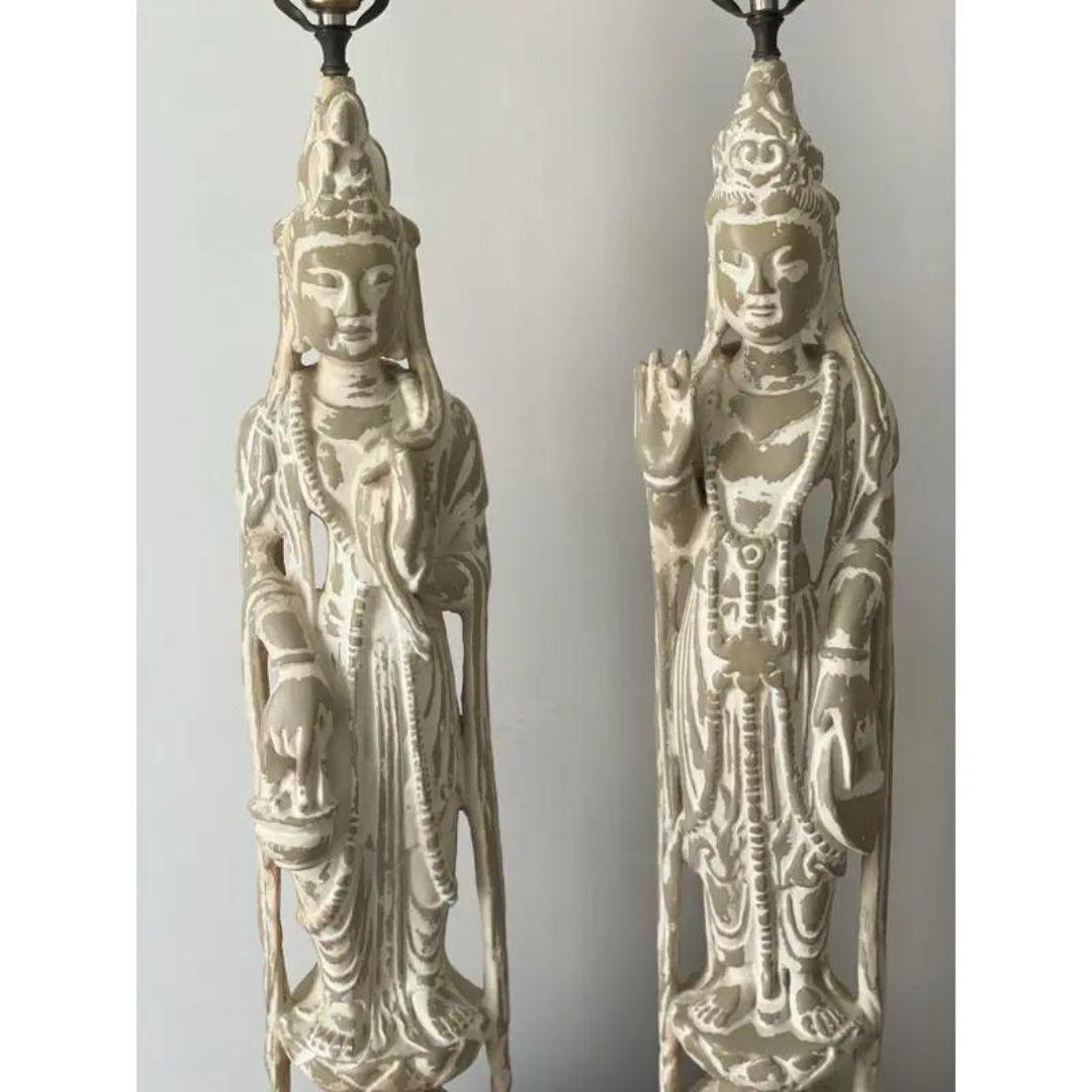 Inconnu Ensemble de deux grandes lampes asiatiques figuratives sculptées du milieu du 20e siècle  en vente