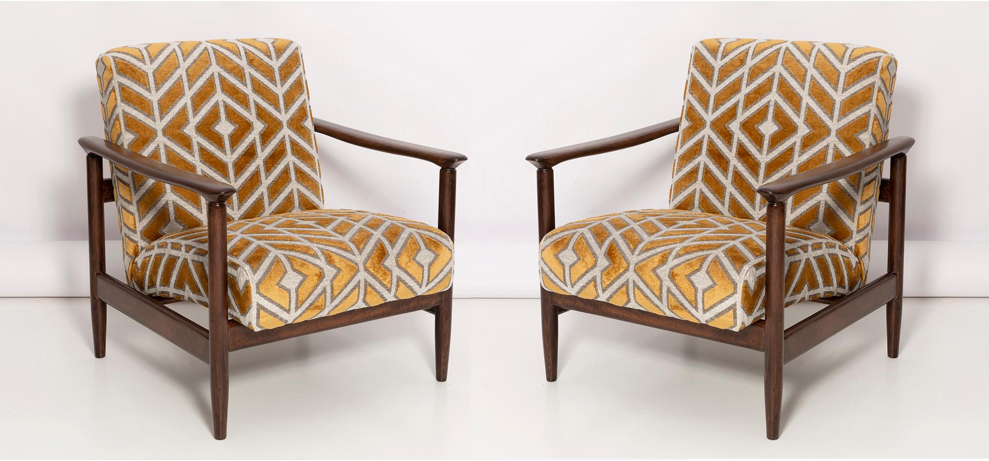 Ein Paar Sessel GFM-142 und Hocker aus der Mitte des Jahrhunderts, entworfen von Edmund Homa. Die Möbel wurden in den 1960er Jahren in der Möbelfabrik Gosciecinska hergestellt. Sie sind aus massivem Buchenholz gefertigt. Der Sessel GFM-142 gilt als