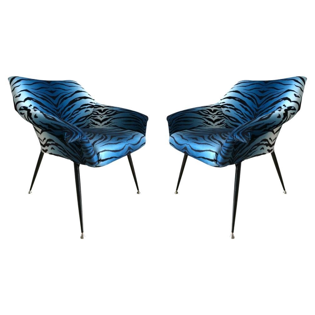 Ensemble de deux fauteuils du milieu du siècle, en velours bleu à imprimé zébré, Europe, années 1960