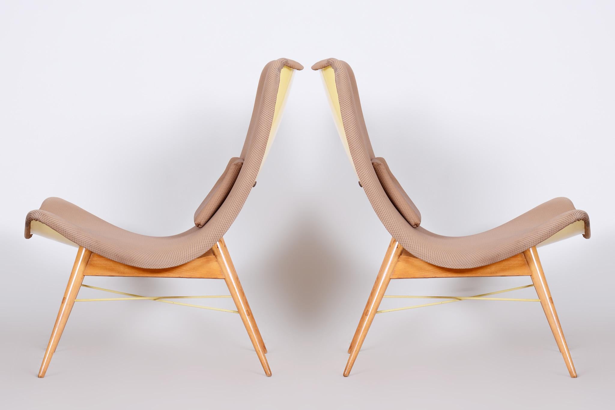 Mid-Century Modern Ensemble de deux fauteuils du milieu du siècle fabriqués en République tchèque dans les années 1950, état d'origine en vente