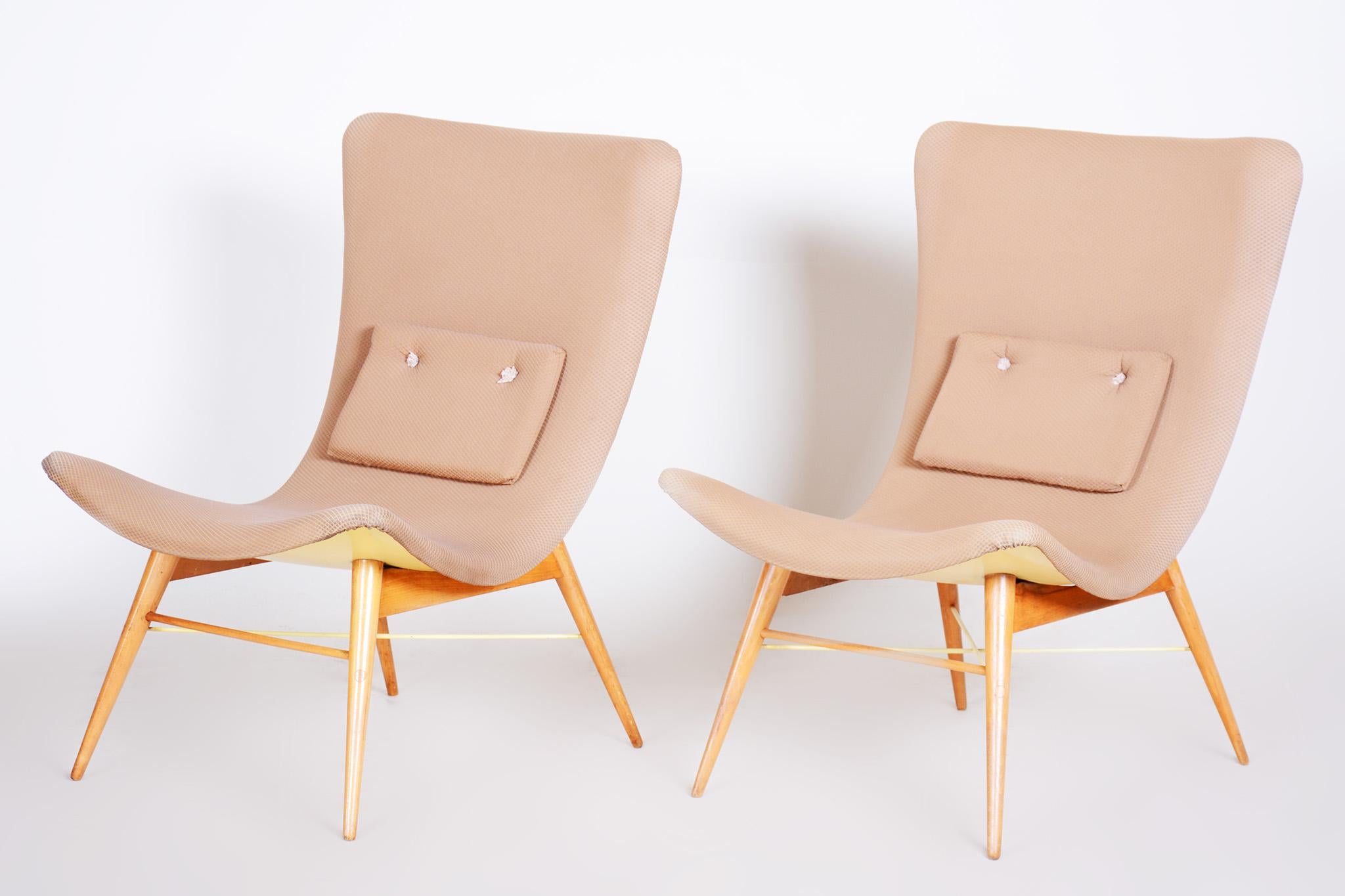 20ième siècle Ensemble de deux fauteuils du milieu du siècle fabriqués en République tchèque dans les années 1950, état d'origine en vente