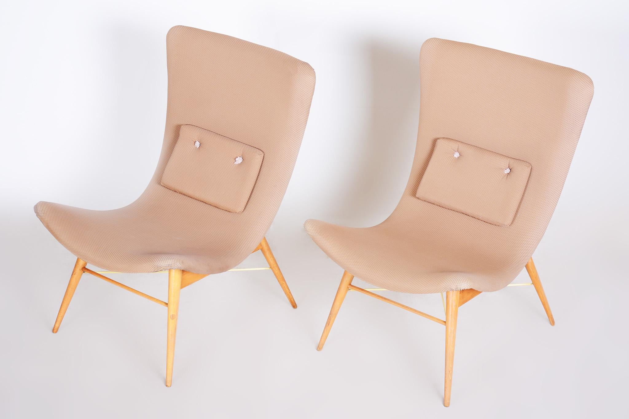 Tissu Ensemble de deux fauteuils du milieu du siècle fabriqués en République tchèque dans les années 1950, état d'origine en vente