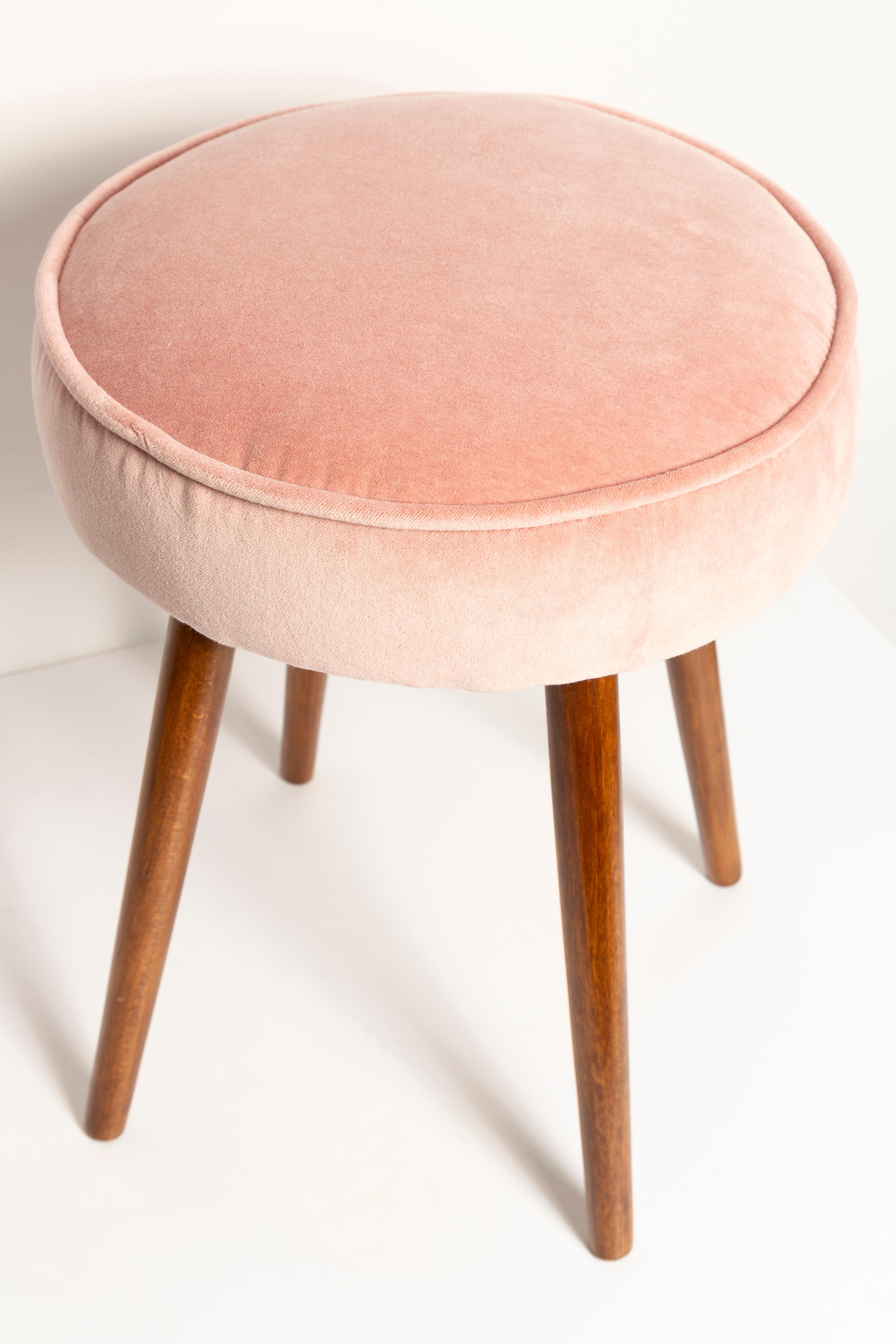 Set of Two Mid Century Baby Pink Velvet Stools, Europe, 1960s In Excellent Condition For Sale In 05-080 Hornowek, PL