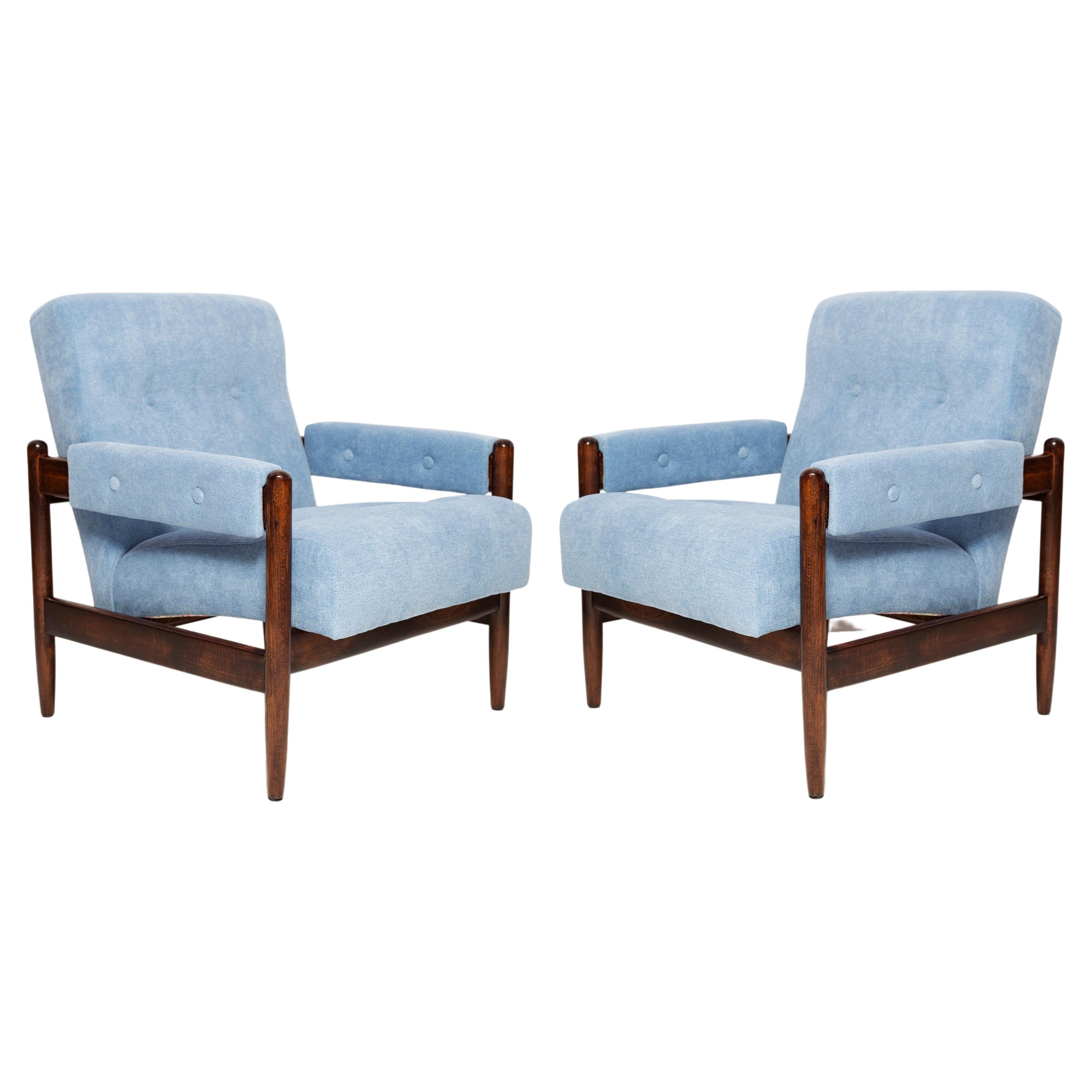 Satz von zwei Sesseln aus blauem Samt im Vintage-Stil aus der Mitte des Jahrhunderts, Nussbaumholz, Europa, 1960er Jahre