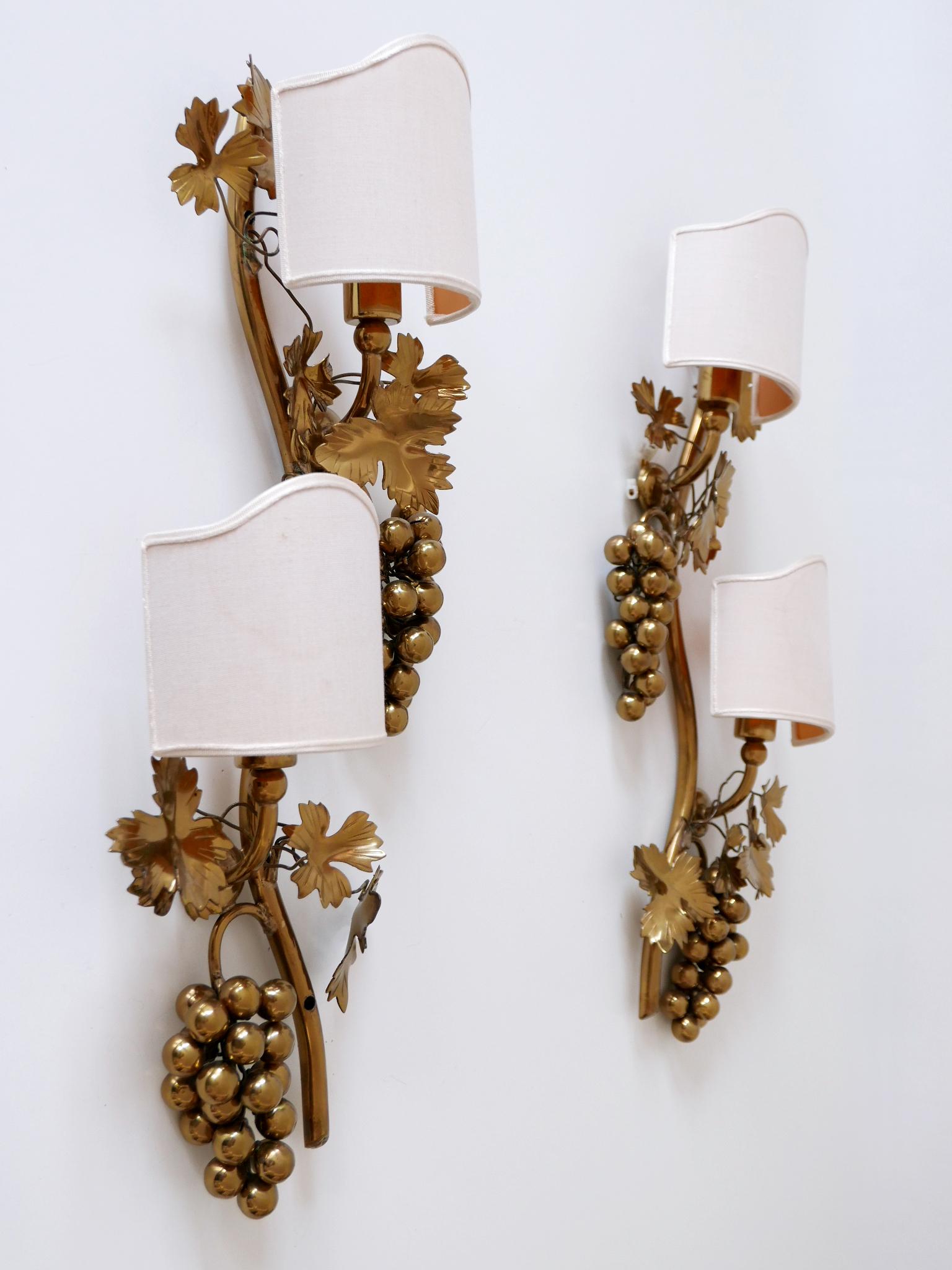 Set of Two Mid-Century Brass Grape Vine Leaves Sconces or Wall Lamps 1970s For Sale 3