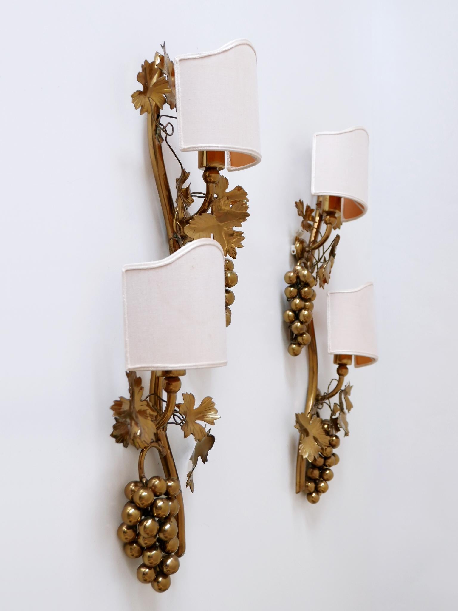 Set of Two Mid-Century Brass Grape Vine Leaves Sconces or Wall Lamps 1970s For Sale 4