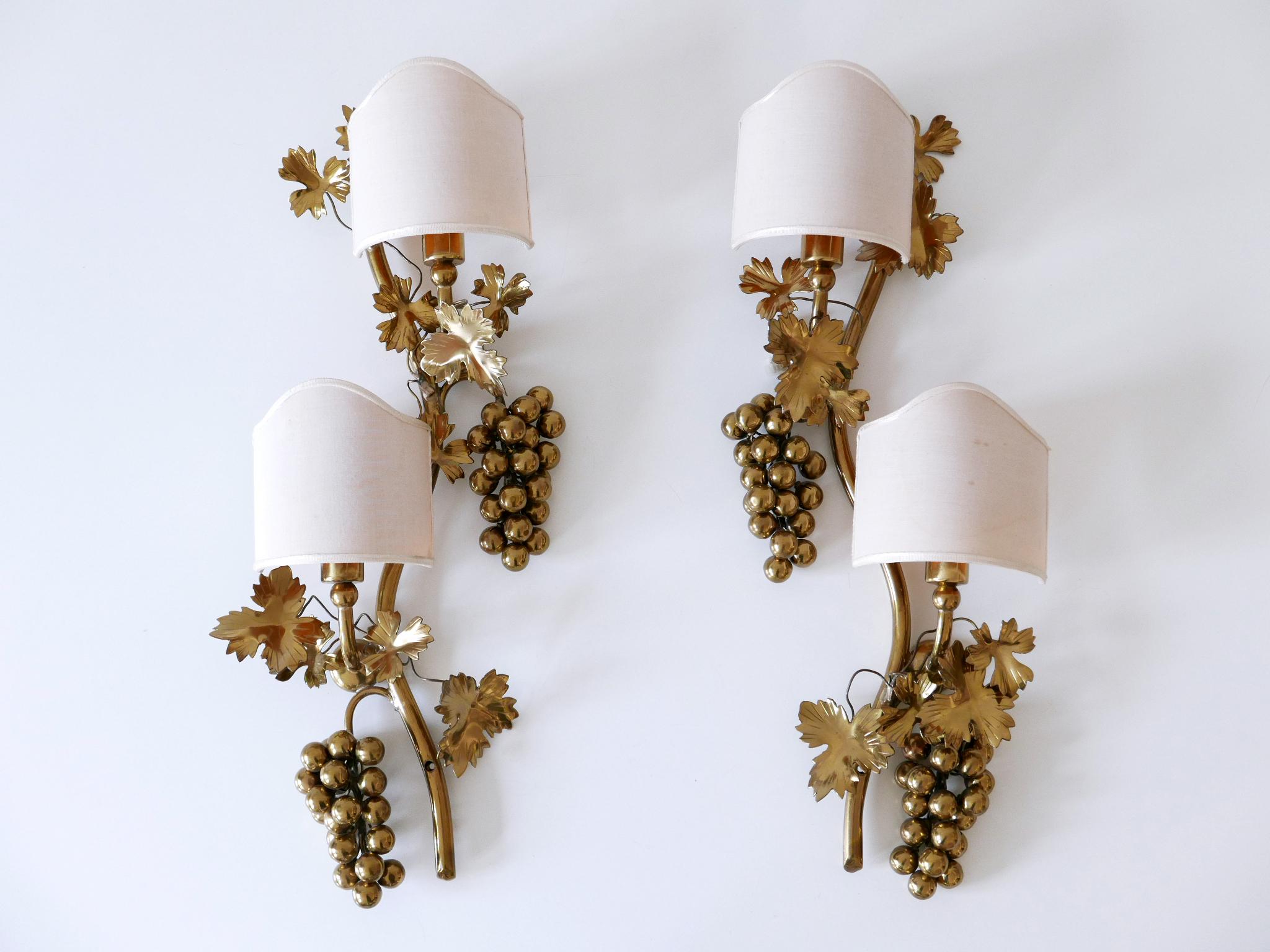 Set of Two Mid-Century Brass Grape Vine Leaves Sconces or Wall Lamps 1970s For Sale 6