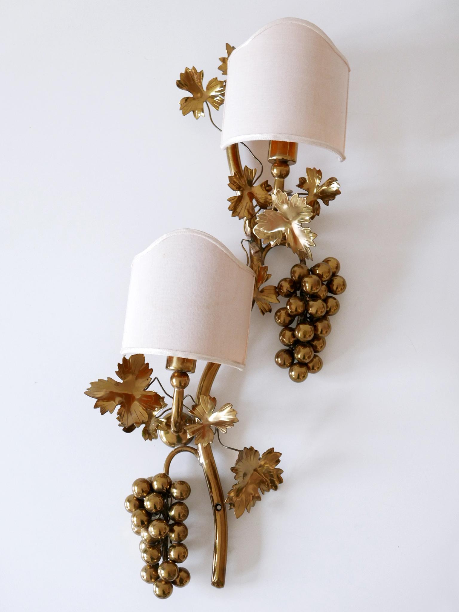 Set of Two Mid-Century Brass Grape Vine Leaves Sconces or Wall Lamps 1970s For Sale 8