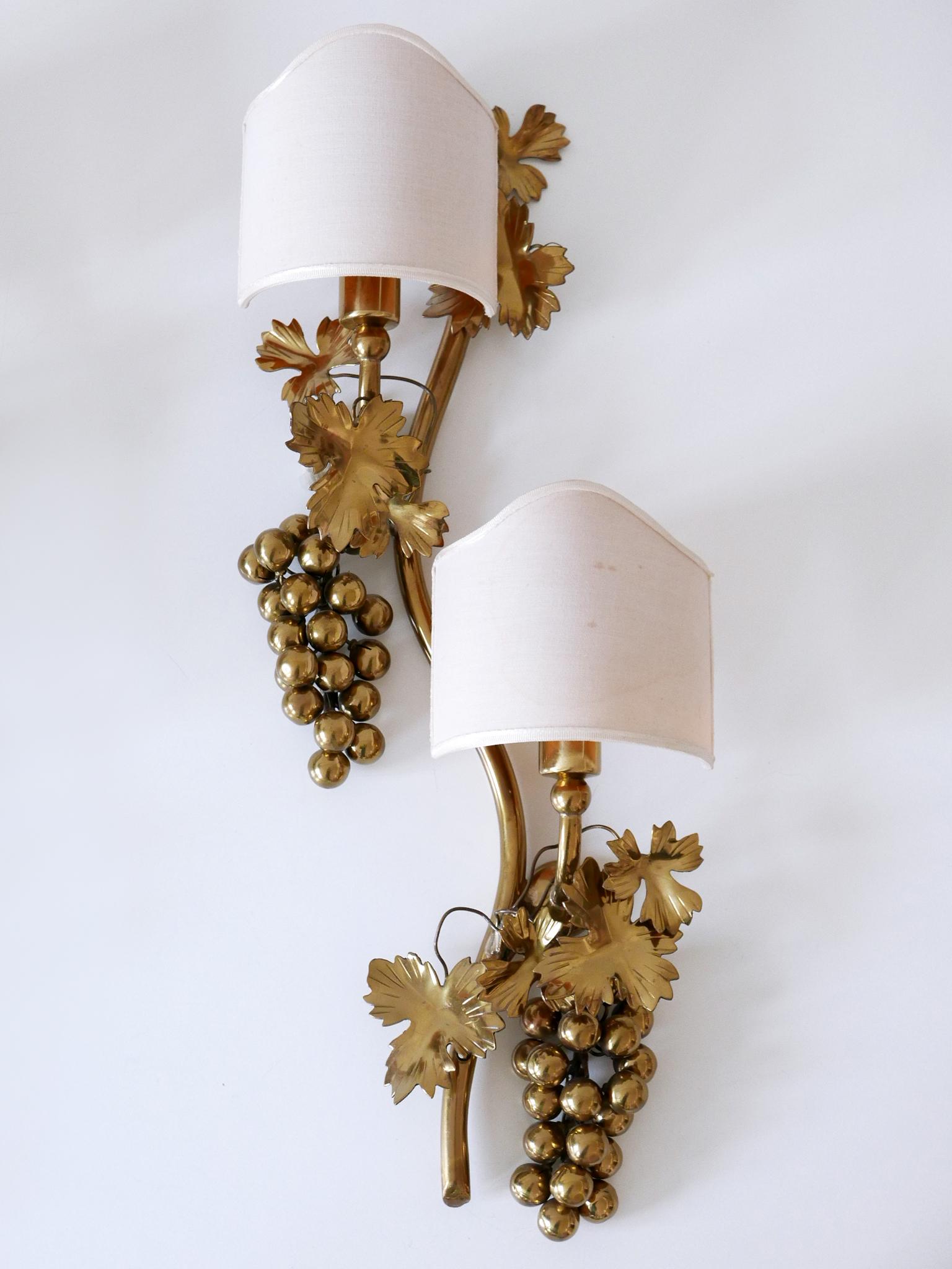 Set of Two Mid-Century Brass Grape Vine Leaves Sconces or Wall Lamps 1970s For Sale 9