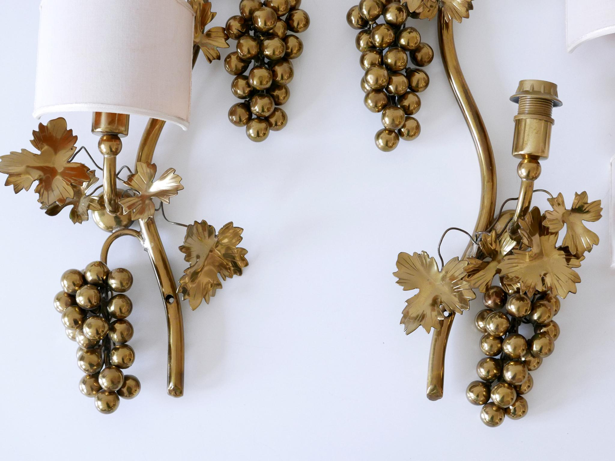 Set of Two Mid-Century Brass Grape Vine Leaves Sconces or Wall Lamps 1970s For Sale 9