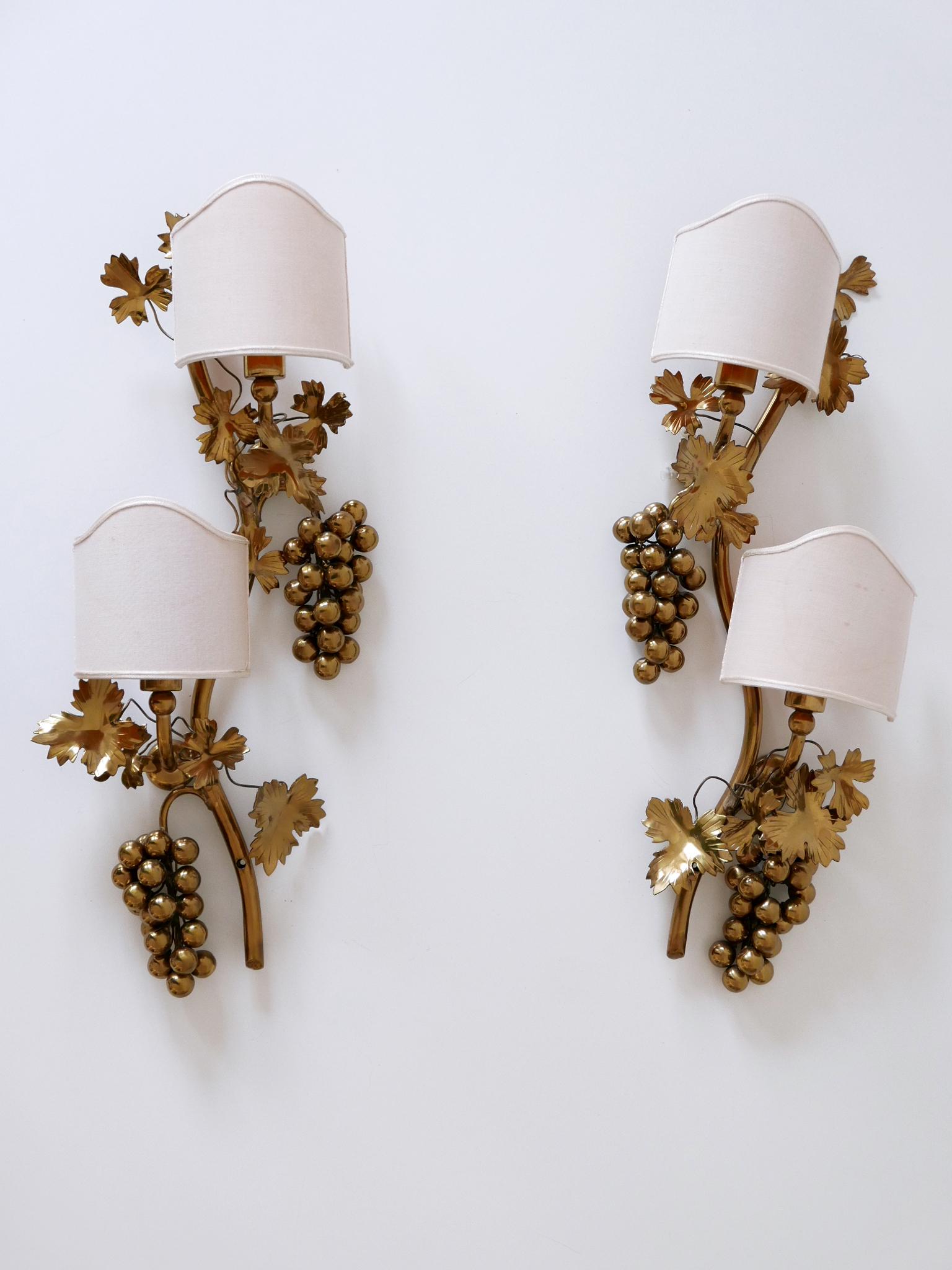 Mid-Century Modern Ensemble de deux appliques ou lampes murales mi-siècle en laiton avec feuilles de vignes de raisin, années 1970 en vente