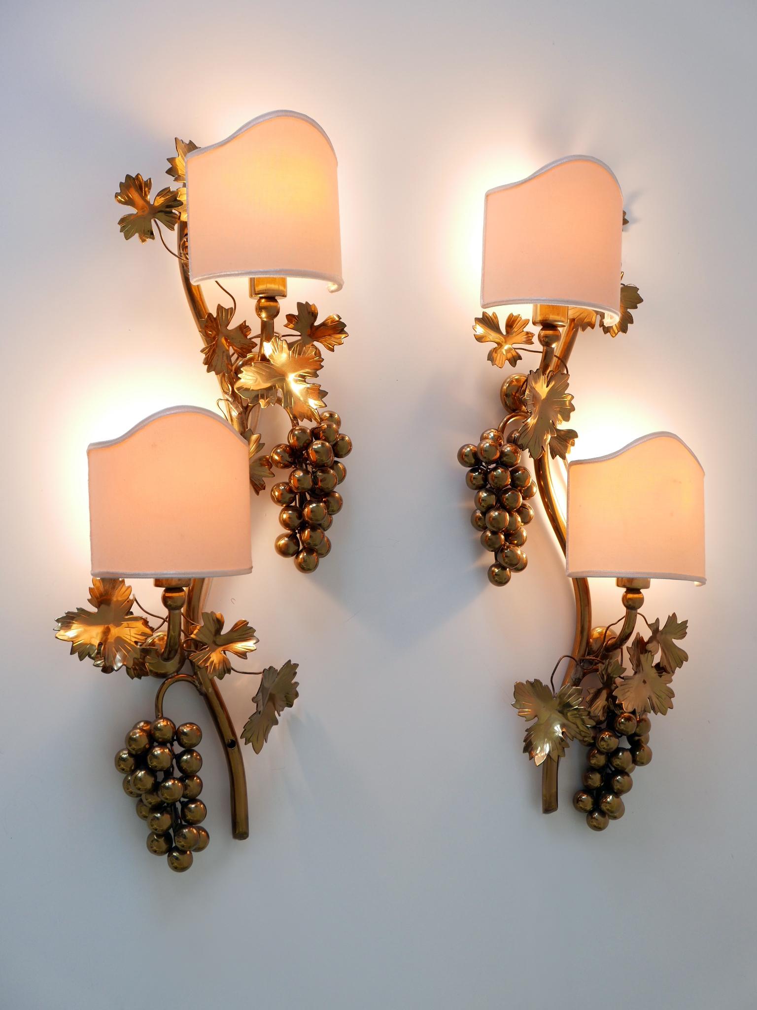 Set of Two Mid-Century Brass Grape Vine Leaves Sconces or Wall Lamps 1970s For Sale 2