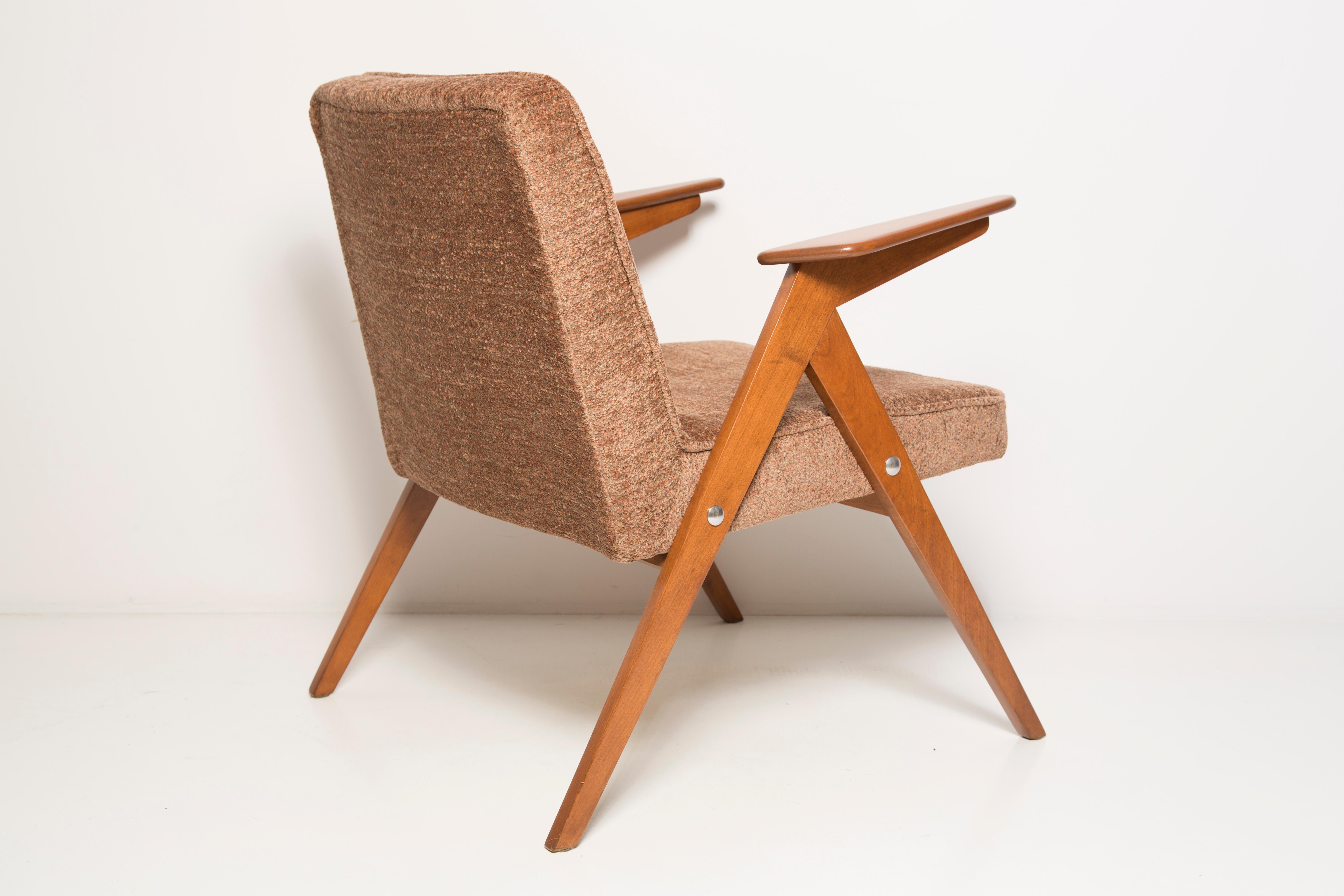 Conjunto de dos sillones de conejo marrón de mediados de siglo, por Jozef Chierowski, Polonia, años 60 Textil en venta