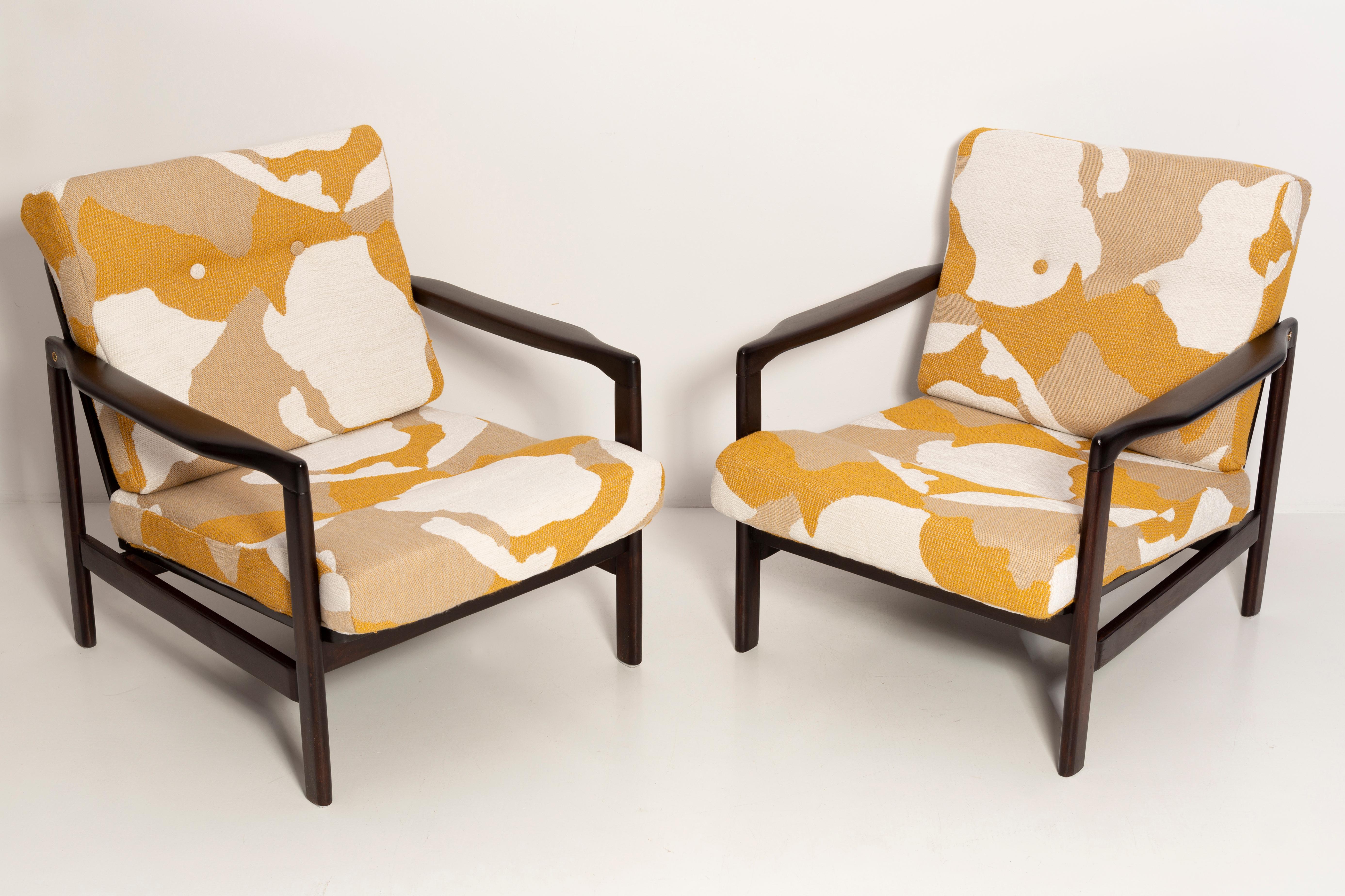 Der Sessel B-7522 wurde in den 1960er Jahren von Zenon Baczyk entworfen und von den Swarzedz-Möbelfabriken in Polen hergestellt. Dies ist original Vintage-Sessel nach der Renovierung, sie sind nicht neu! 

Die Möbel sind in perfektem Zustand,