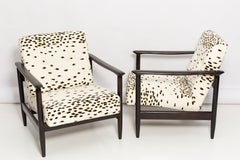 Conjunto de dos sillones de terciopelo dálmata de mediados de siglo, por Edmund Homa, Europa, 1960