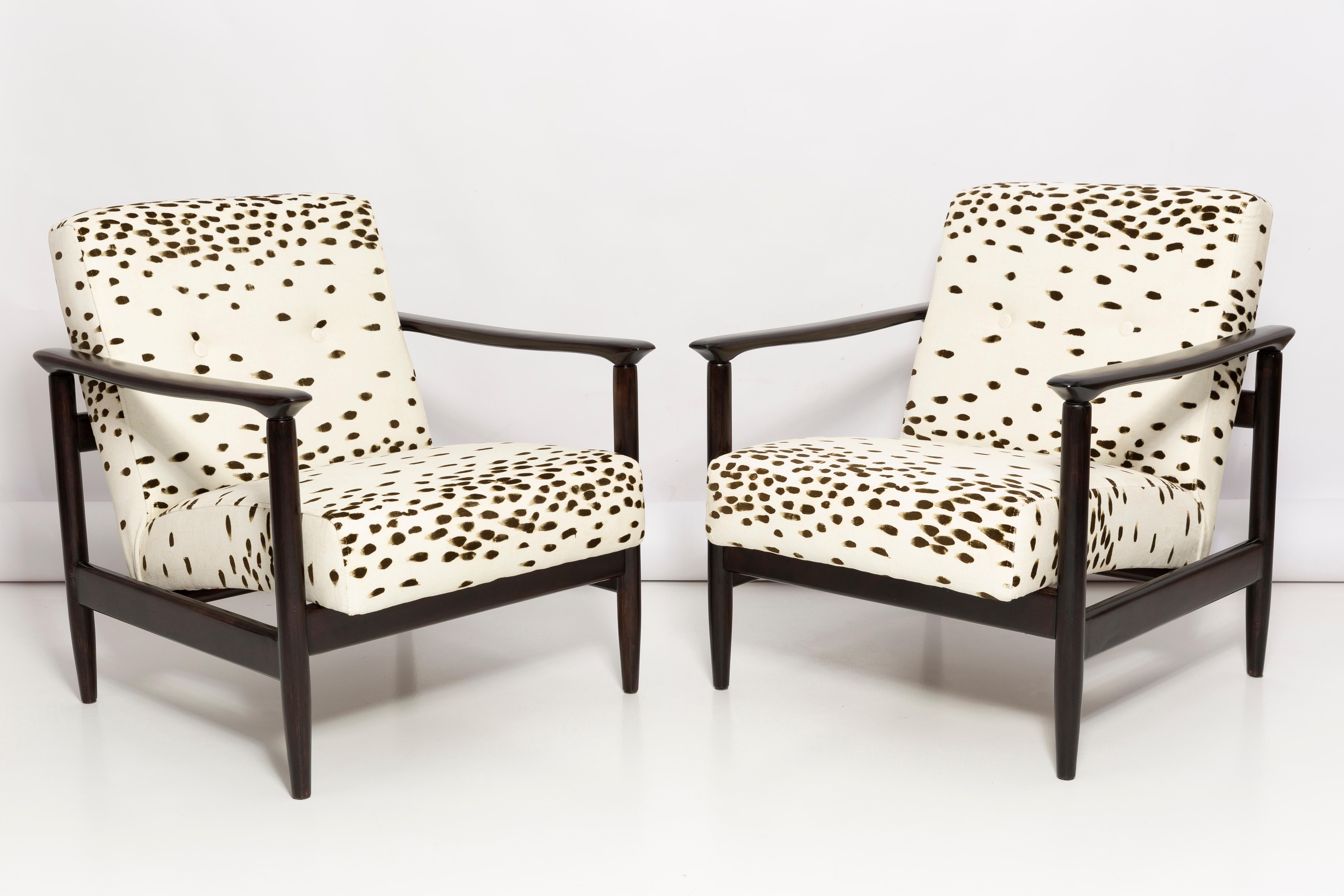 Mid-Century moderno Set di due poltrone in velluto dalmata di metà secolo, di Edmund Homa, Europa, anni '60 in vendita