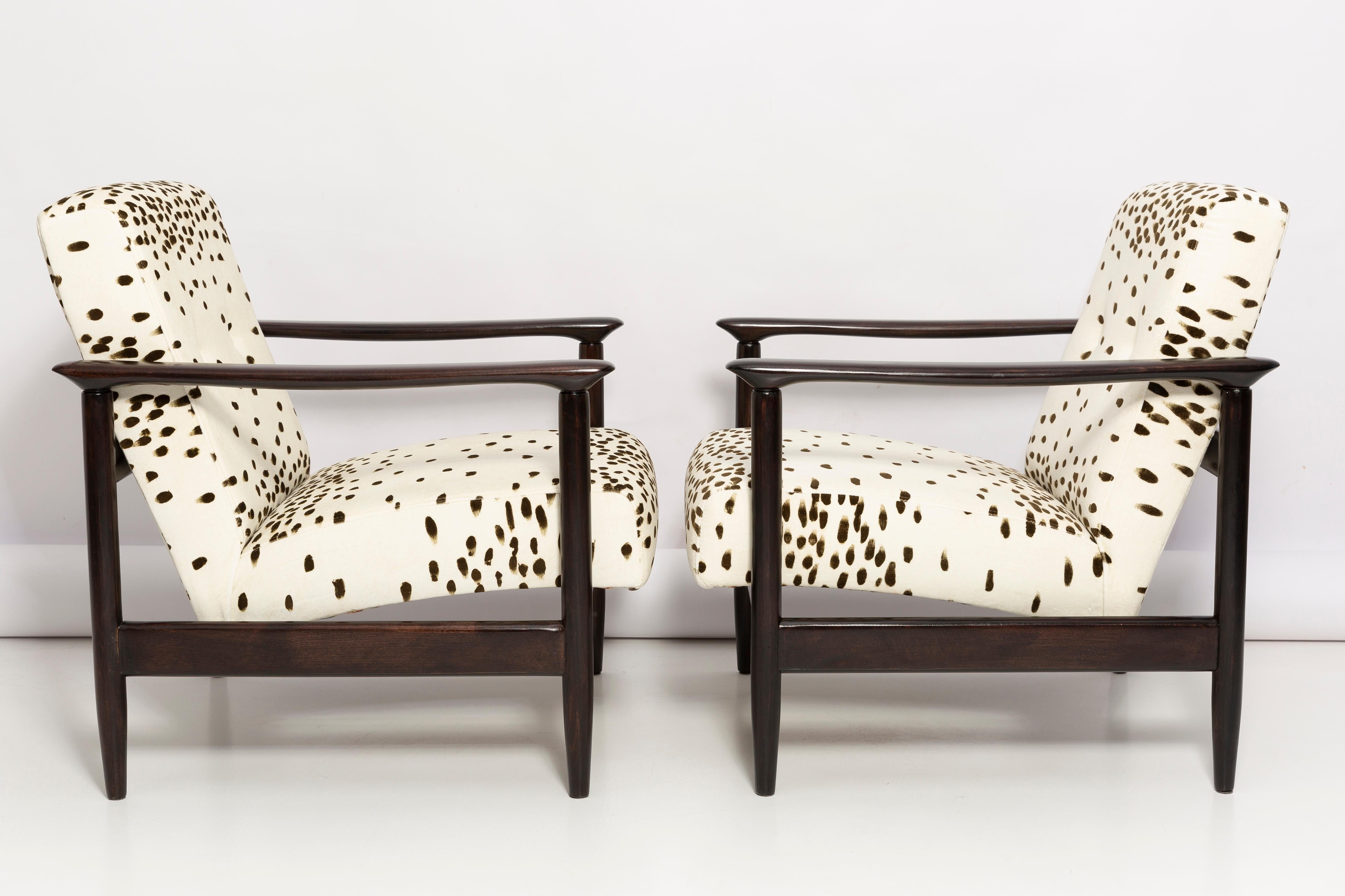 Hand-Crafted Set of Two Mid Century Dalmatian Velvet Armchairs, by Edmund Homa, Europe, 1960s For Sale